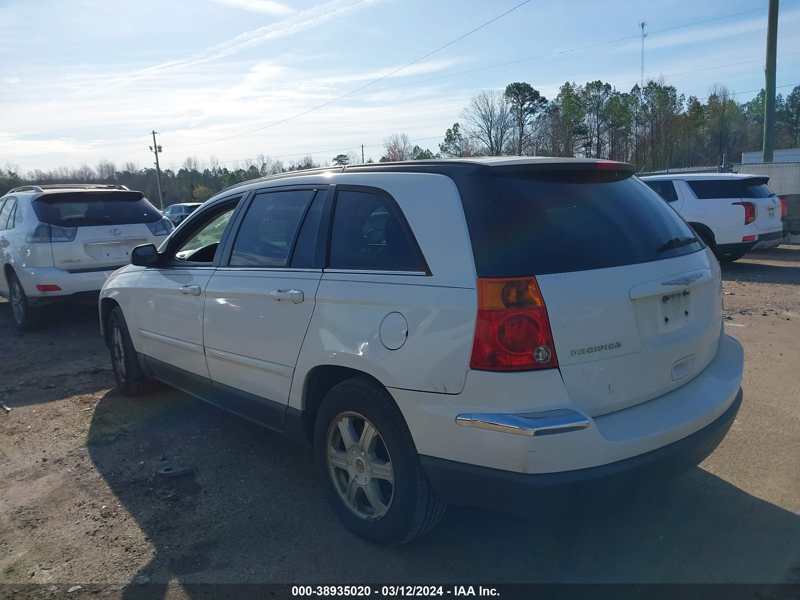 Photo 2 VIN: 2C8GM68464R387354 - CHRYSLER PACIFICA 