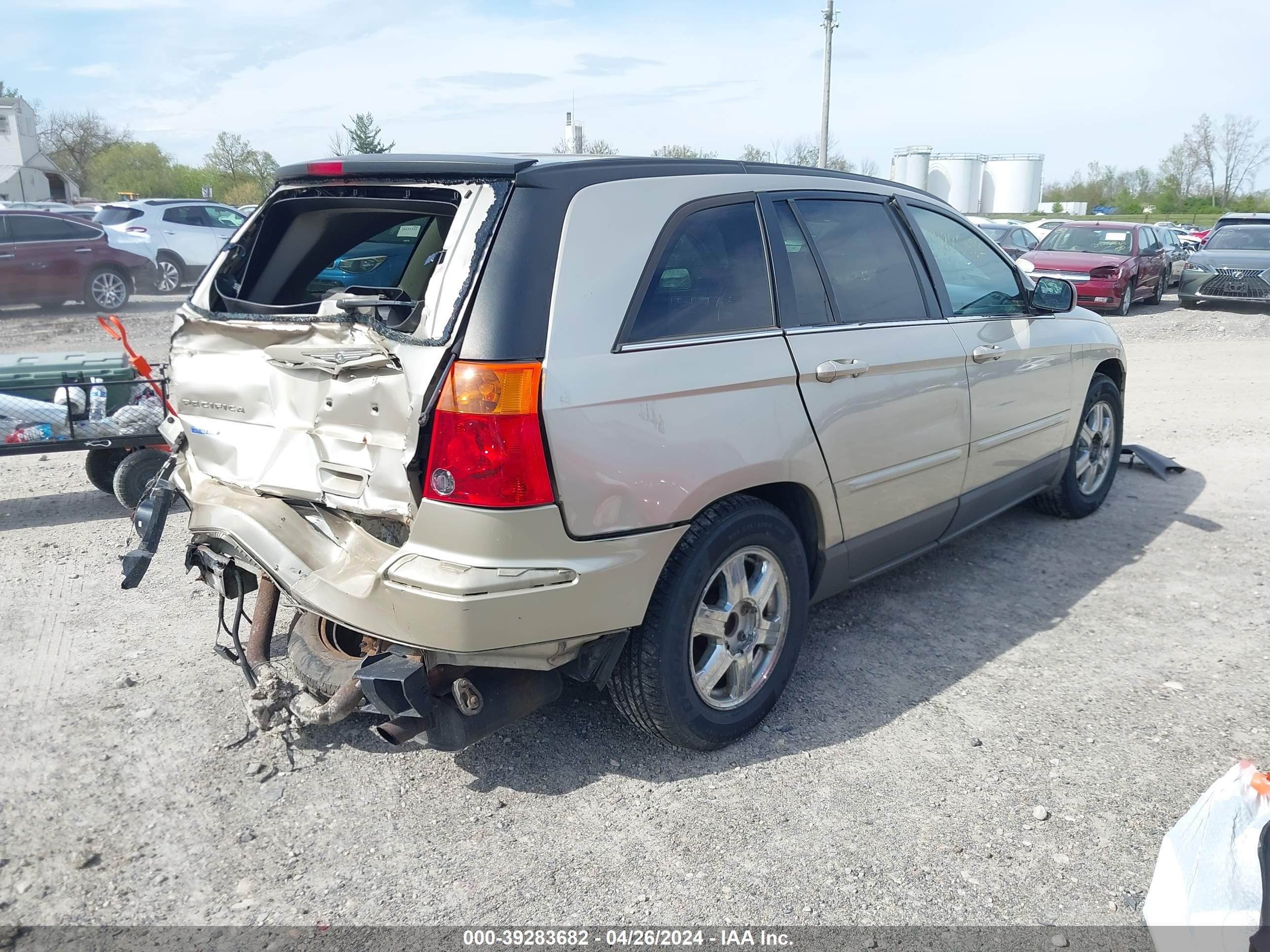 Photo 3 VIN: 2C8GM684X4R636819 - CHRYSLER PACIFICA 