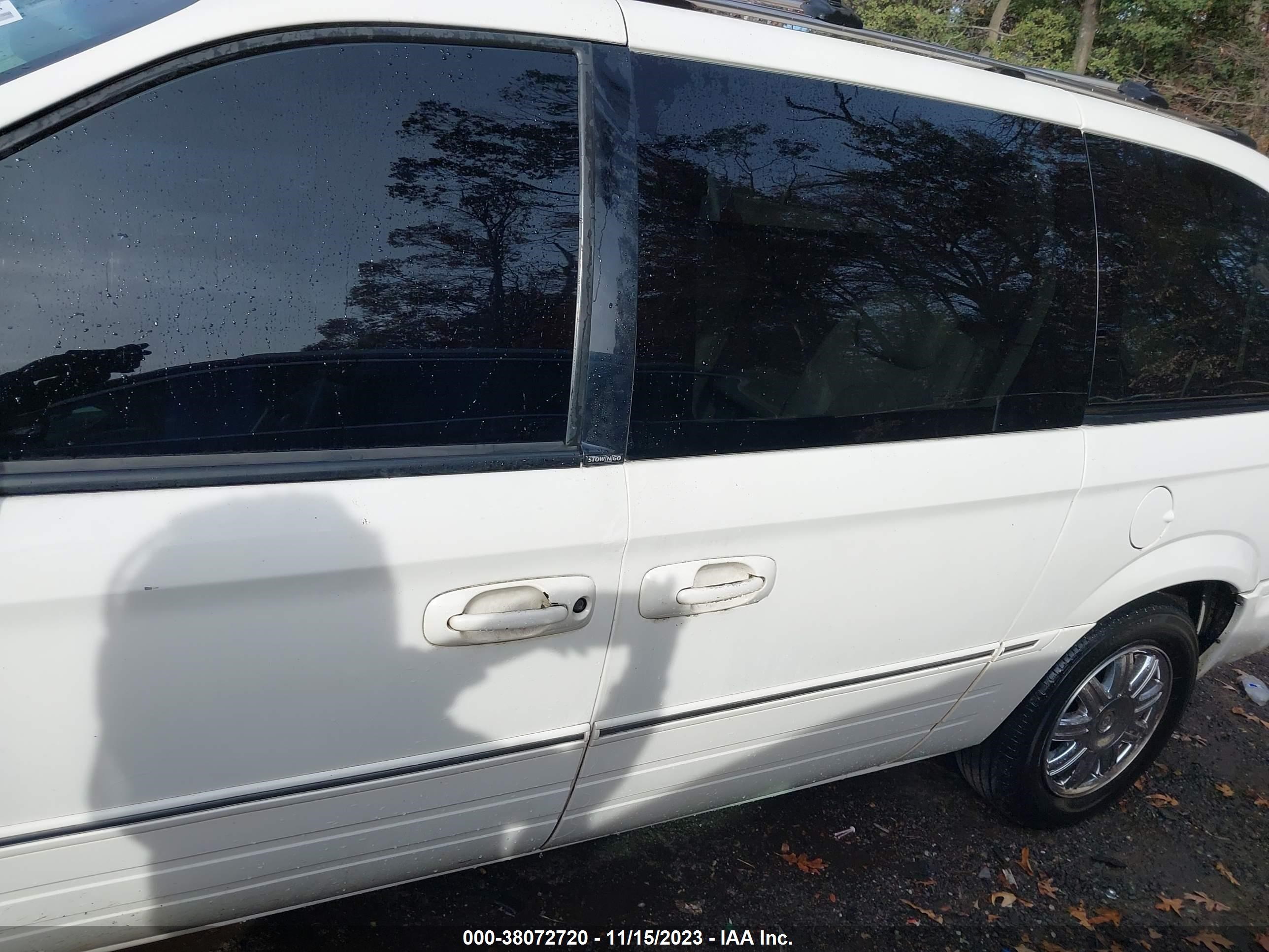 Photo 13 VIN: 2C8GP264L65R43060 - CHRYSLER TOWN & COUNTRY 