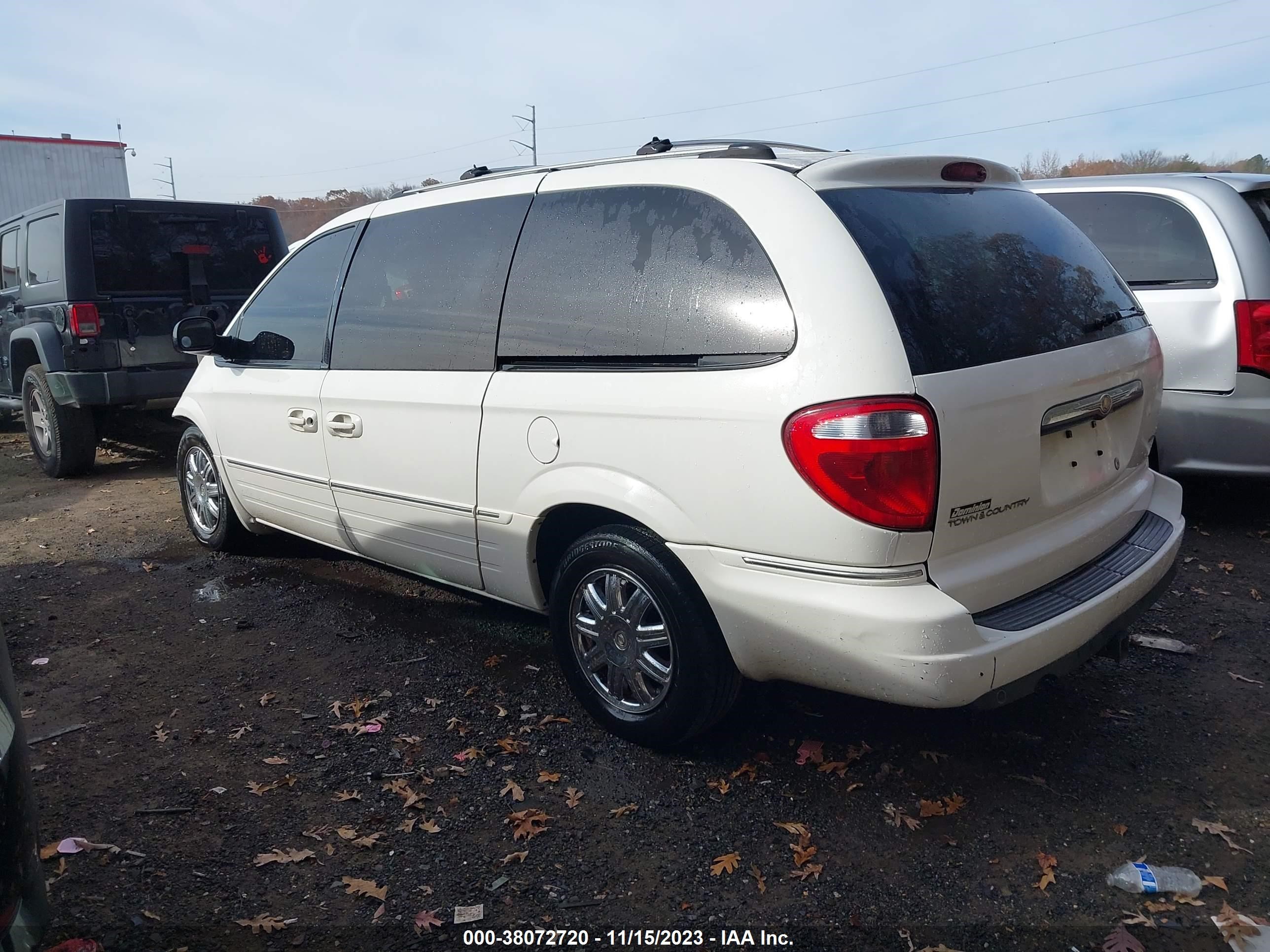 Photo 2 VIN: 2C8GP264L65R43060 - CHRYSLER TOWN & COUNTRY 