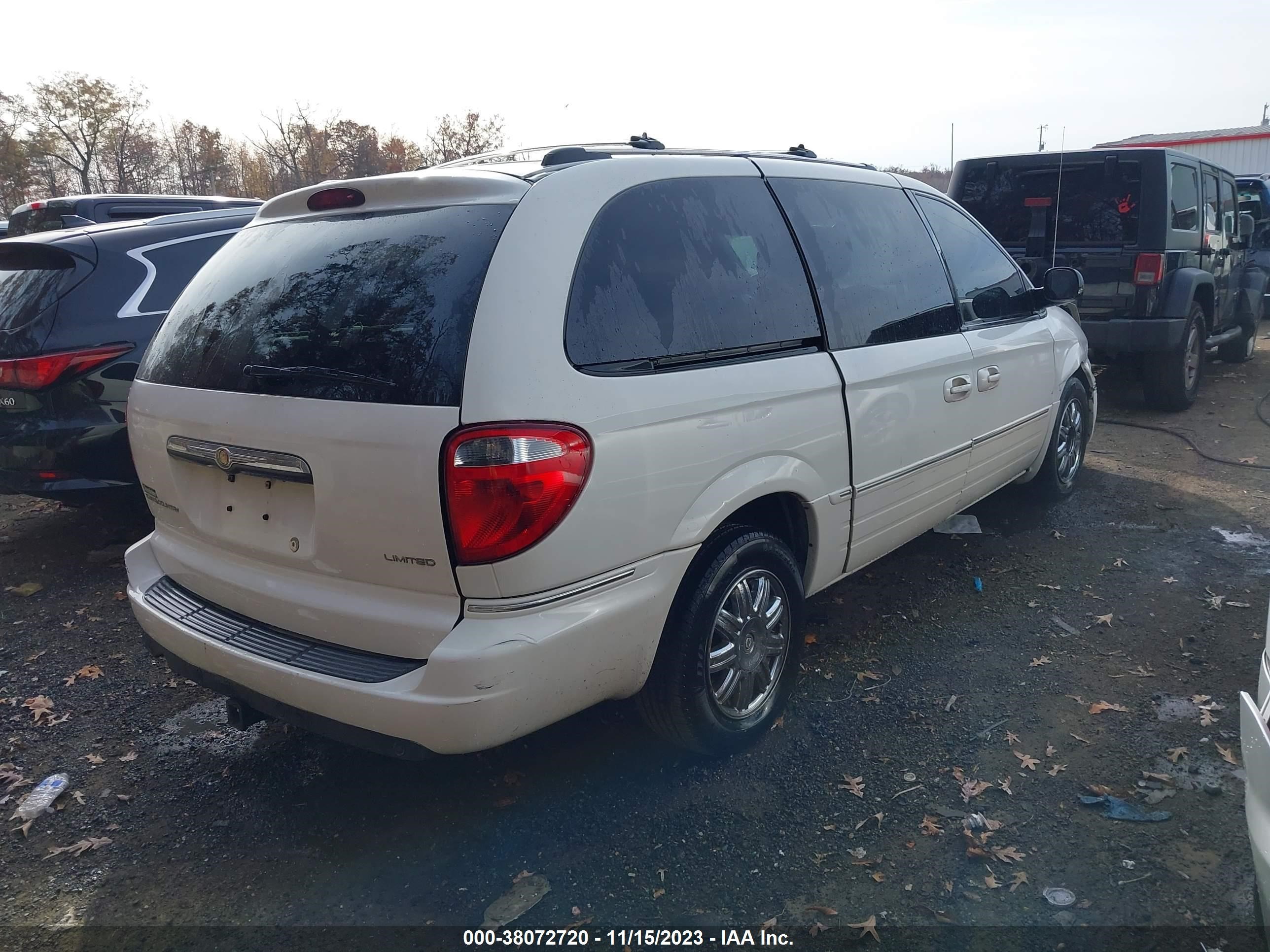 Photo 3 VIN: 2C8GP264L65R43060 - CHRYSLER TOWN & COUNTRY 