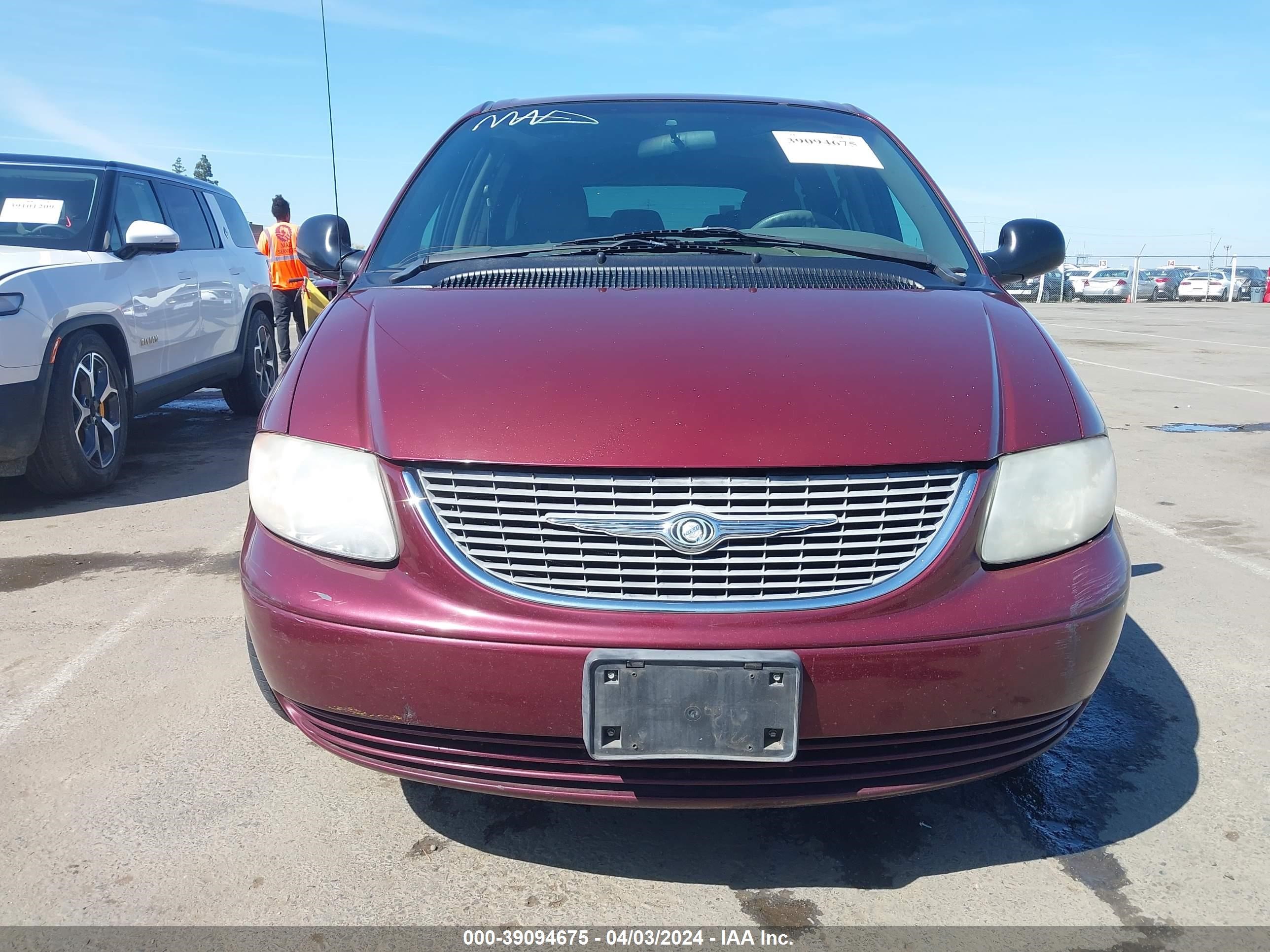 Photo 11 VIN: 2C8GP44312R620238 - CHRYSLER TOWN & COUNTRY 