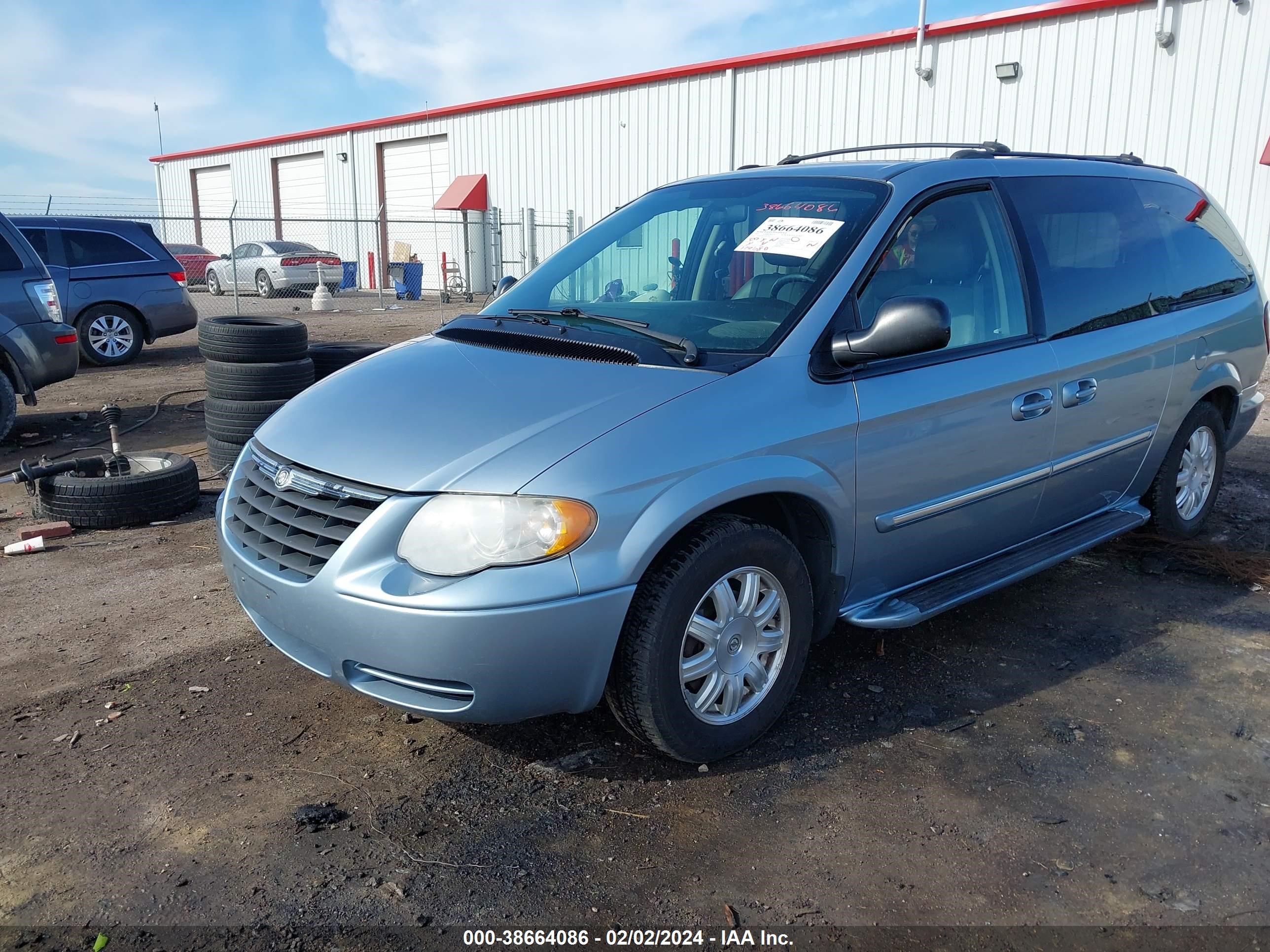 Photo 1 VIN: 2C8GP54L45R295031 - CHRYSLER TOWN & COUNTRY 