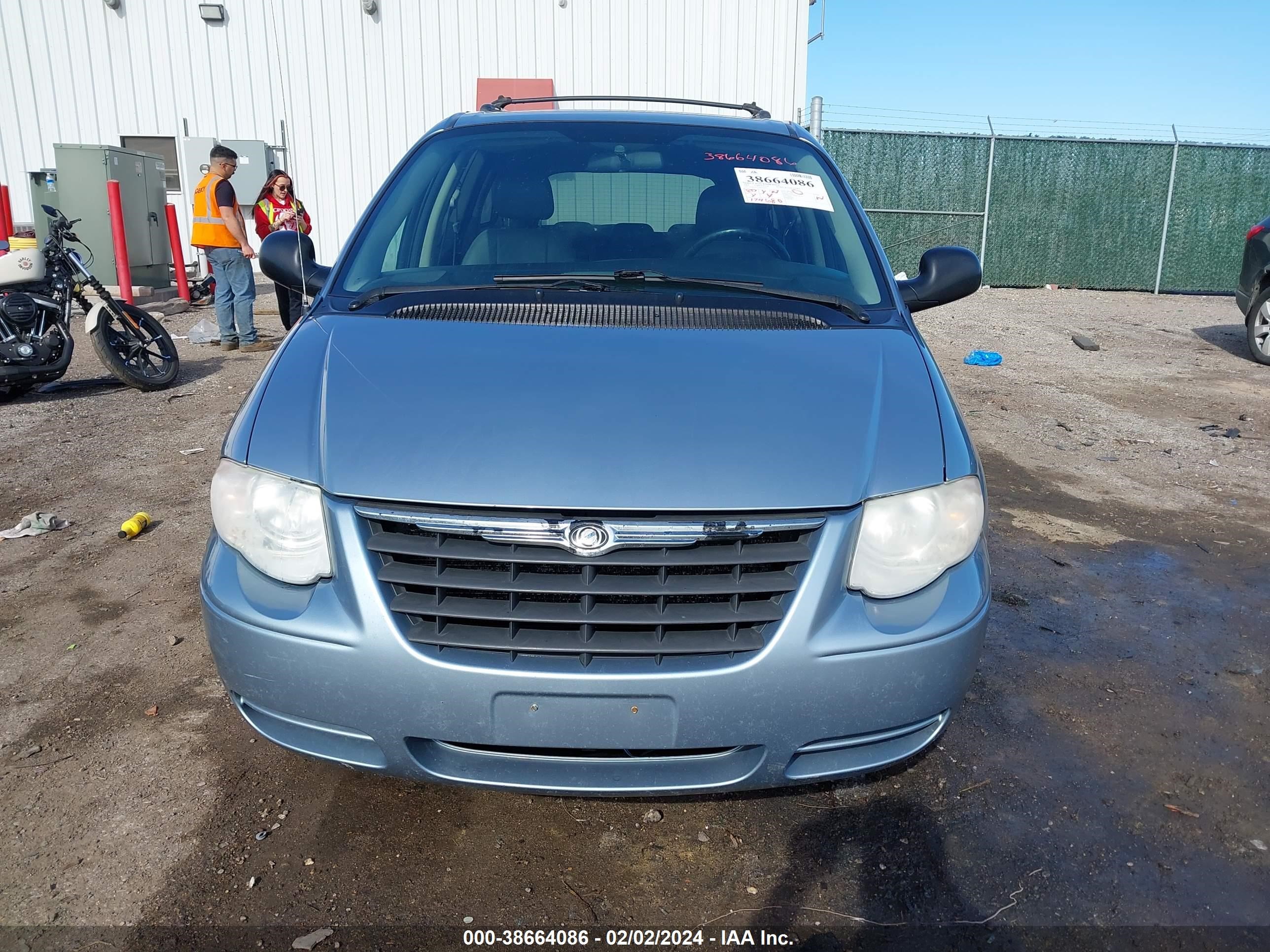 Photo 11 VIN: 2C8GP54L45R295031 - CHRYSLER TOWN & COUNTRY 