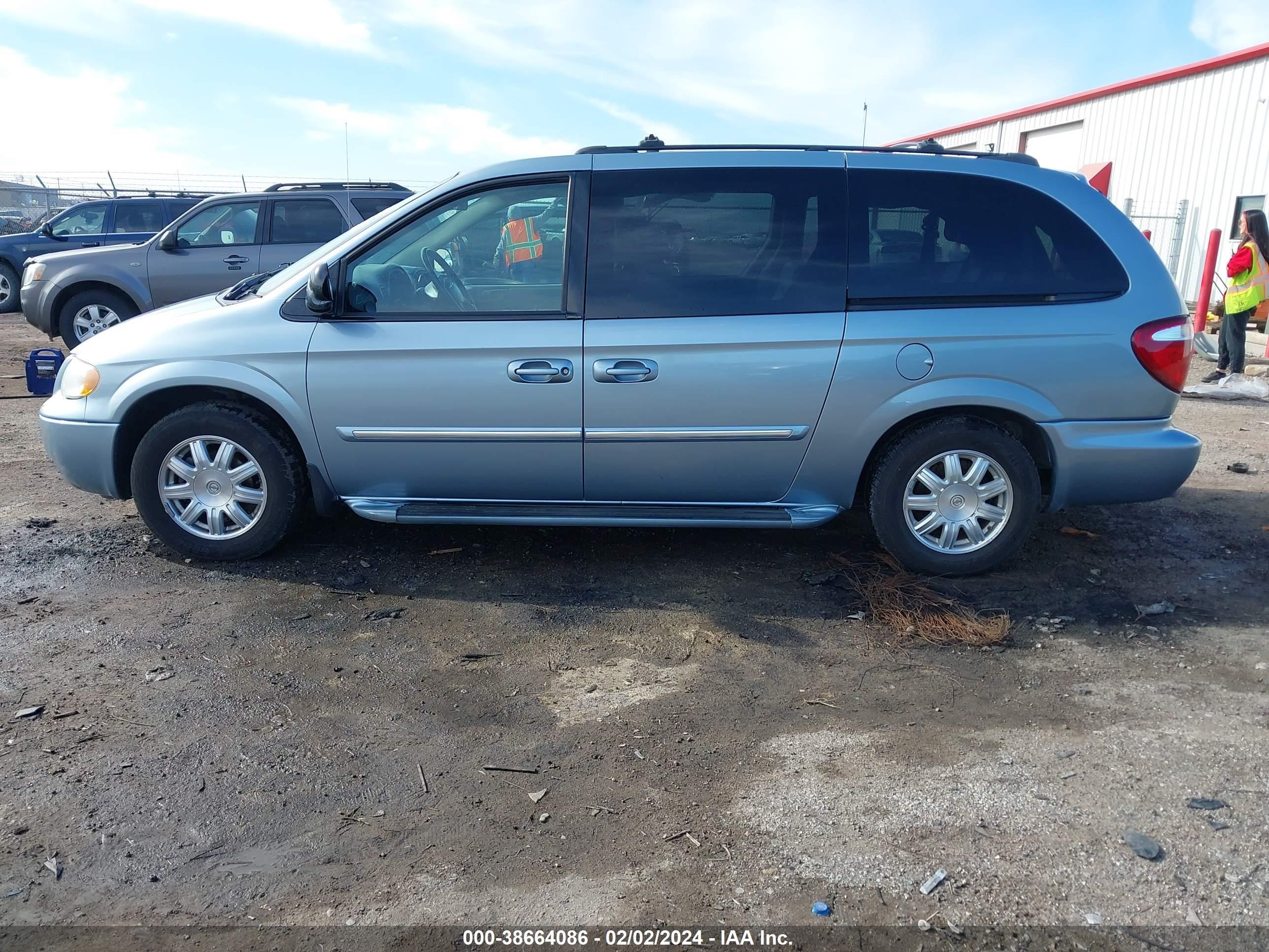 Photo 13 VIN: 2C8GP54L45R295031 - CHRYSLER TOWN & COUNTRY 