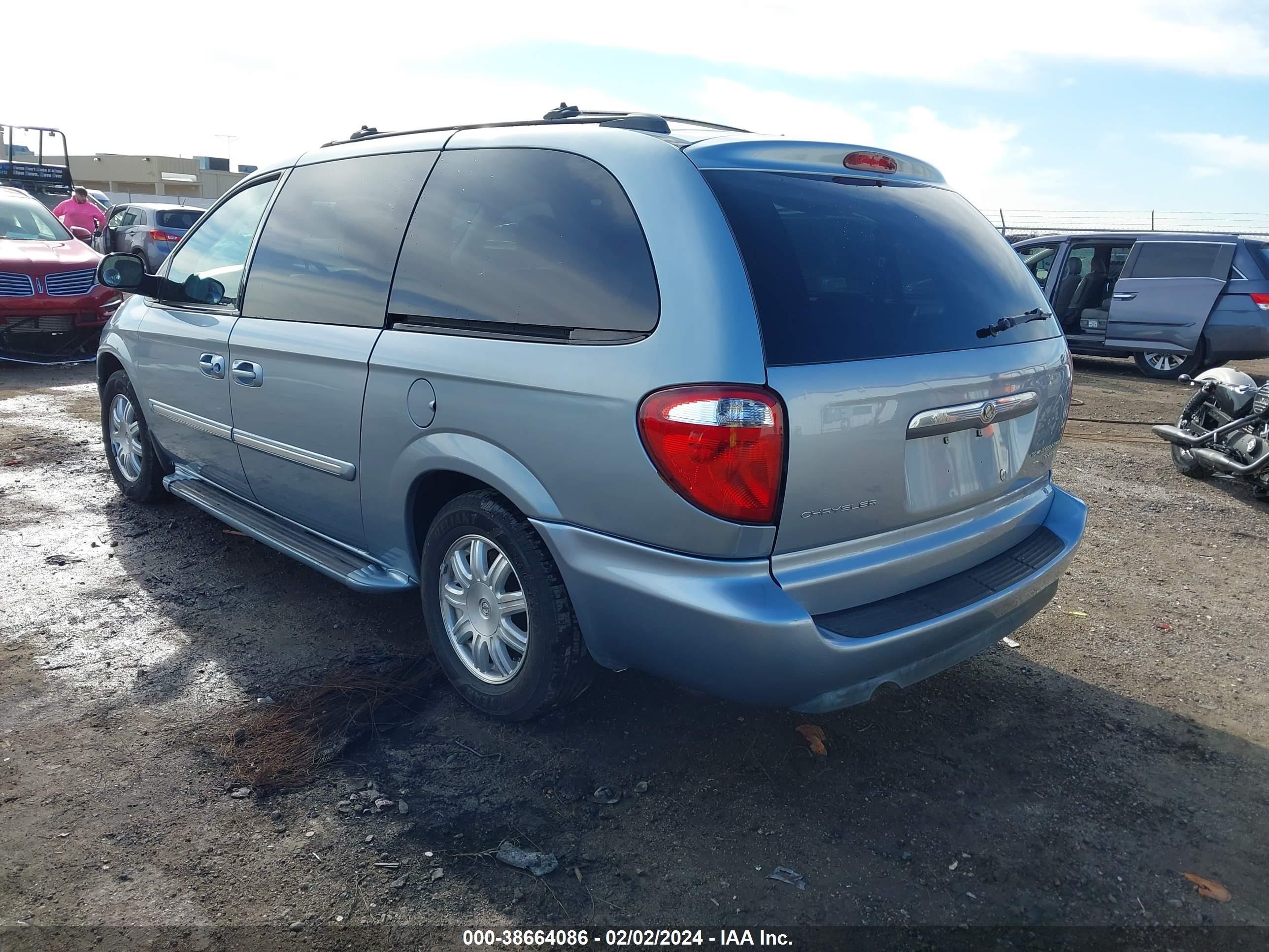 Photo 2 VIN: 2C8GP54L45R295031 - CHRYSLER TOWN & COUNTRY 