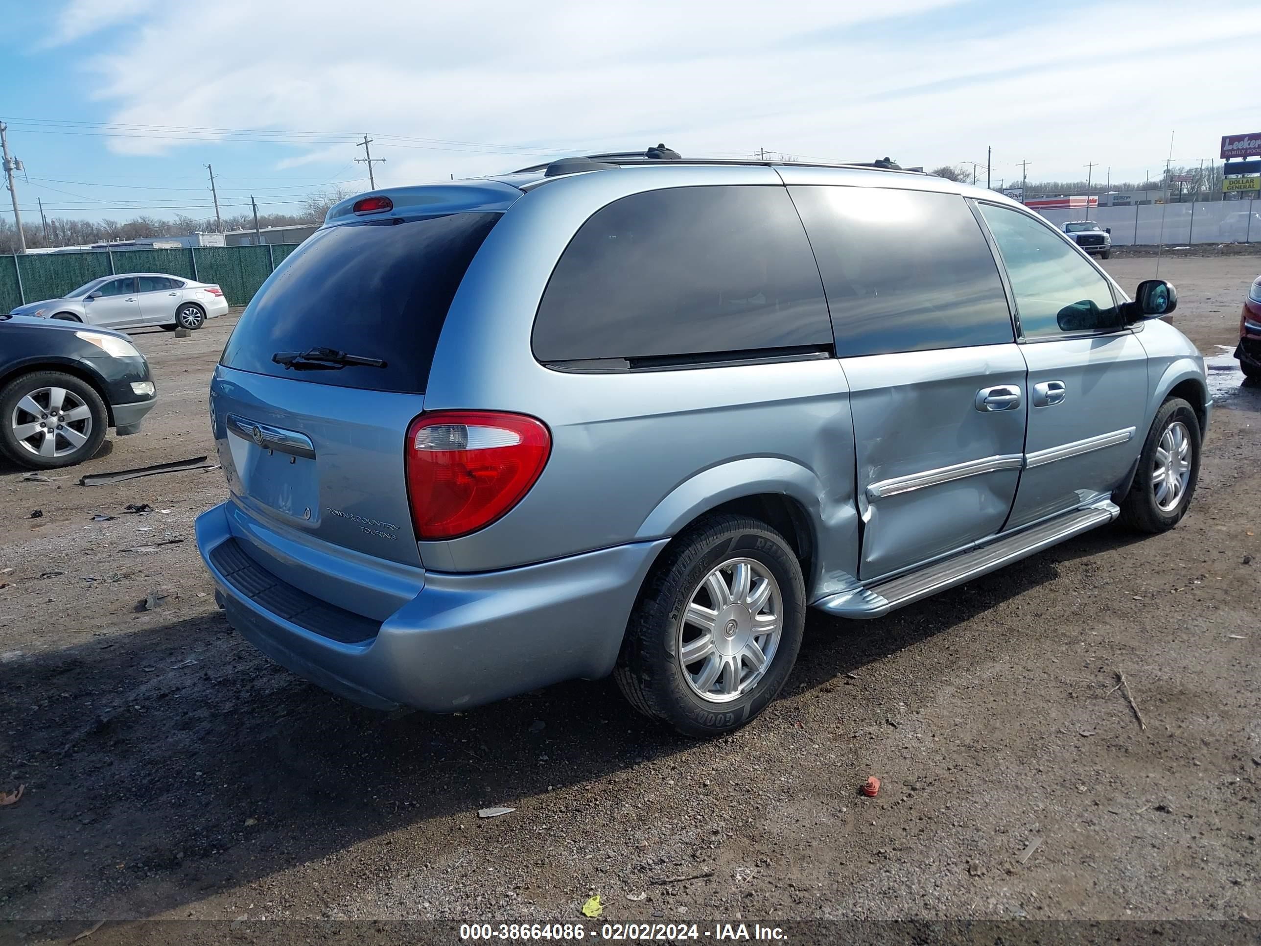 Photo 3 VIN: 2C8GP54L45R295031 - CHRYSLER TOWN & COUNTRY 