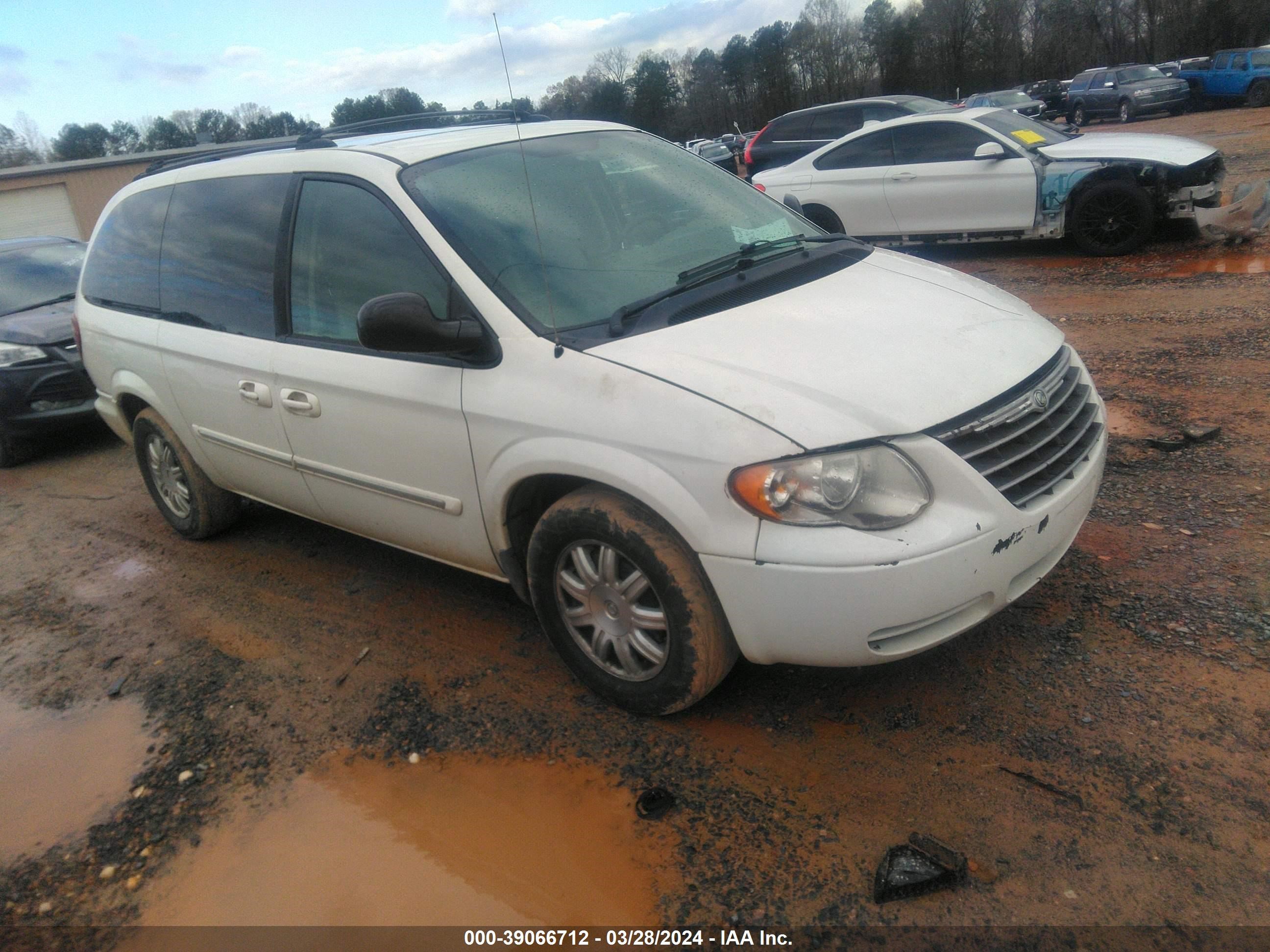 Photo 0 VIN: 2C8GP54L65R424905 - CHRYSLER TOWN & COUNTRY 