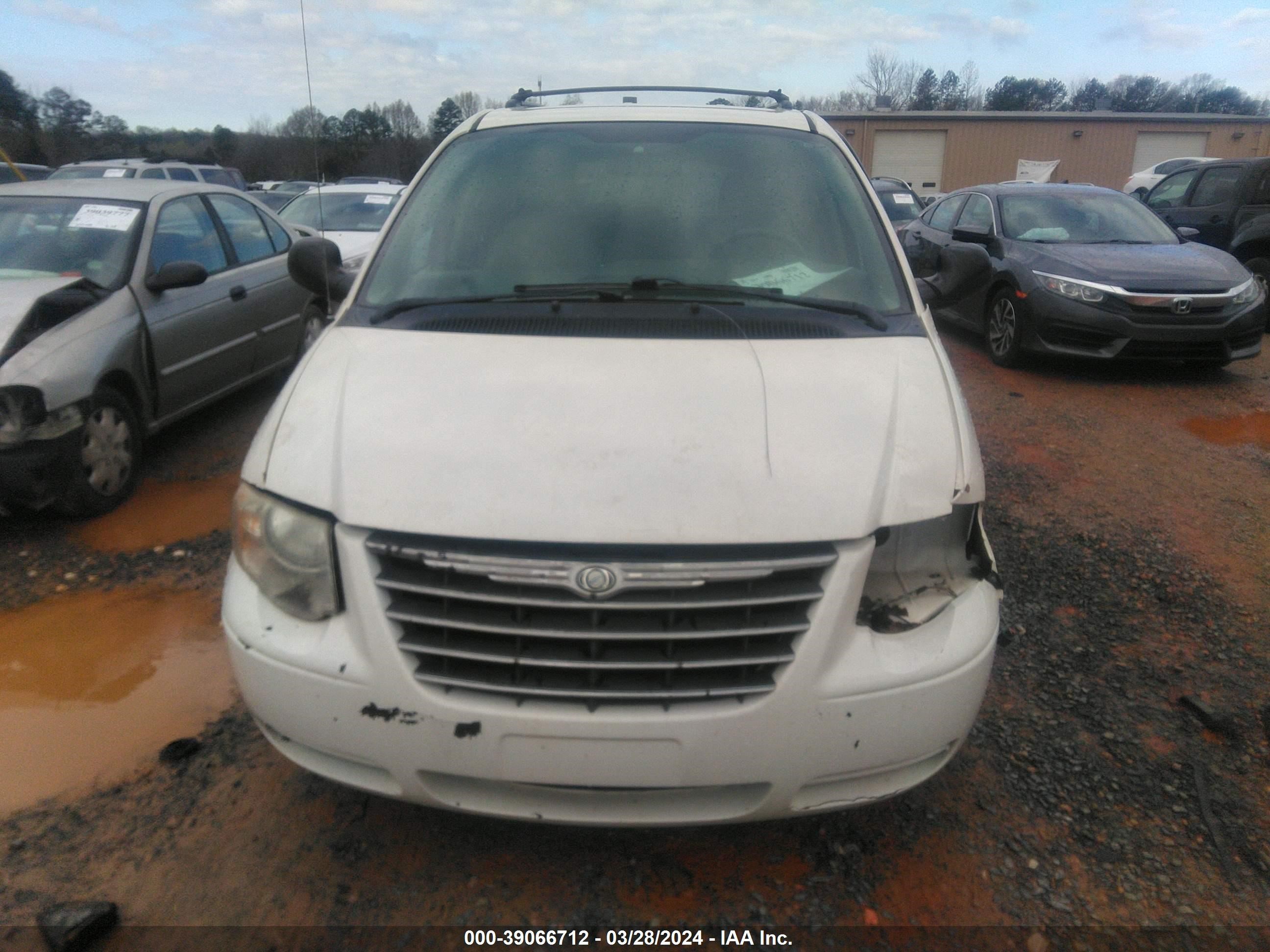 Photo 11 VIN: 2C8GP54L65R424905 - CHRYSLER TOWN & COUNTRY 