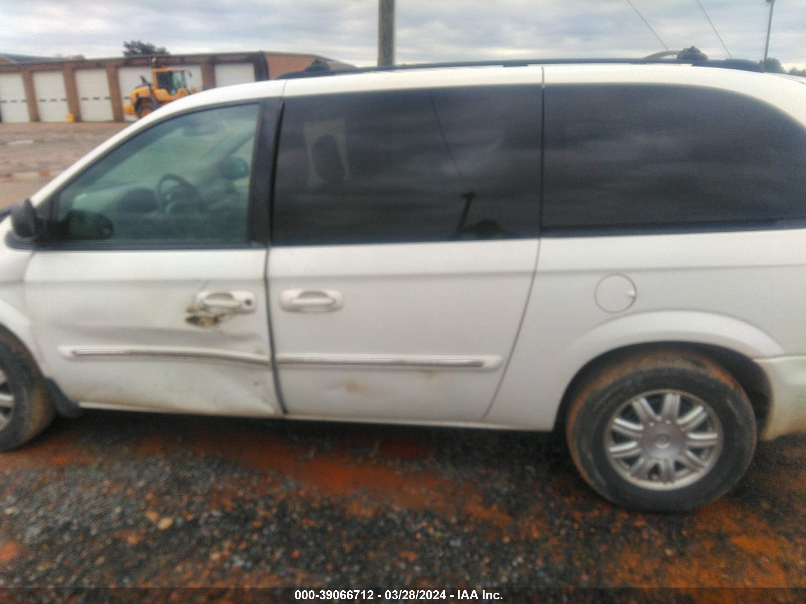 Photo 13 VIN: 2C8GP54L65R424905 - CHRYSLER TOWN & COUNTRY 