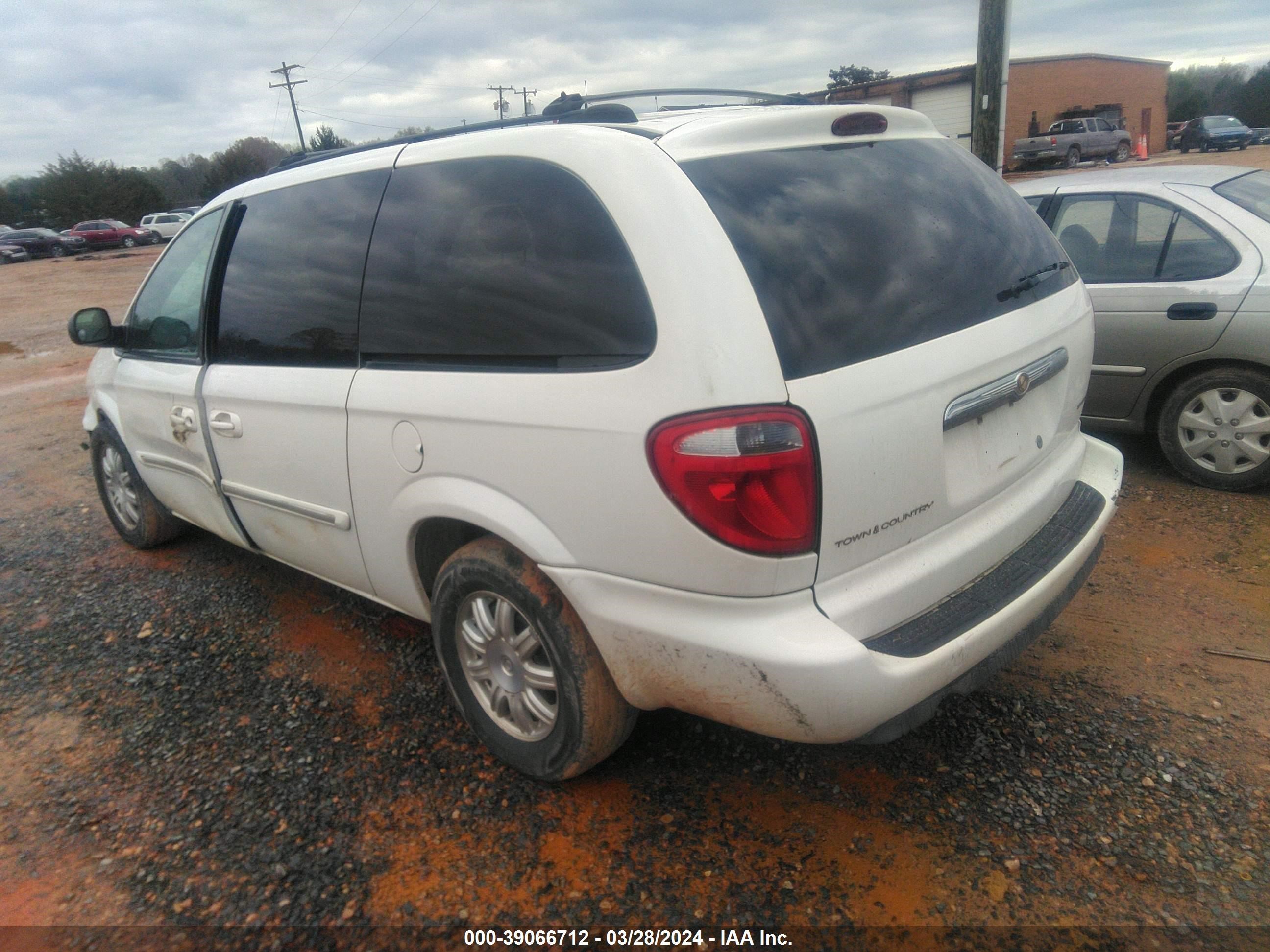 Photo 2 VIN: 2C8GP54L65R424905 - CHRYSLER TOWN & COUNTRY 