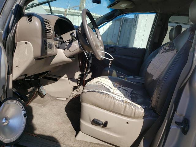 Photo 6 VIN: 2C8GP54L82R542286 - CHRYSLER TOWN & COU 