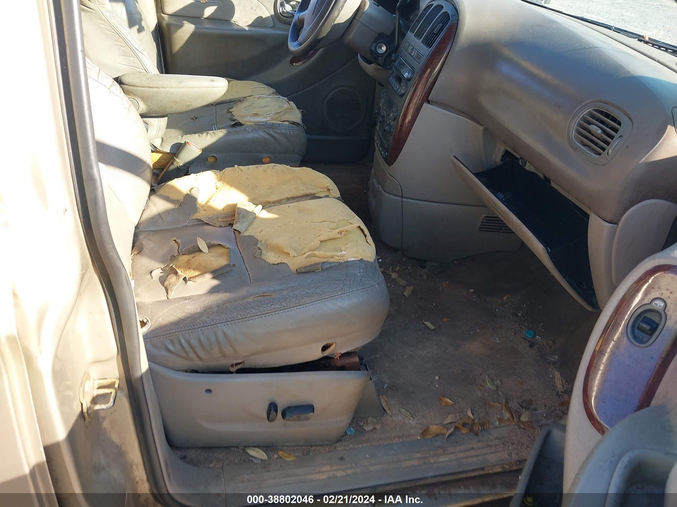 Photo 4 VIN: 2C8GP64L02R645157 - CHRYSLER TOWN & COUNTRY 