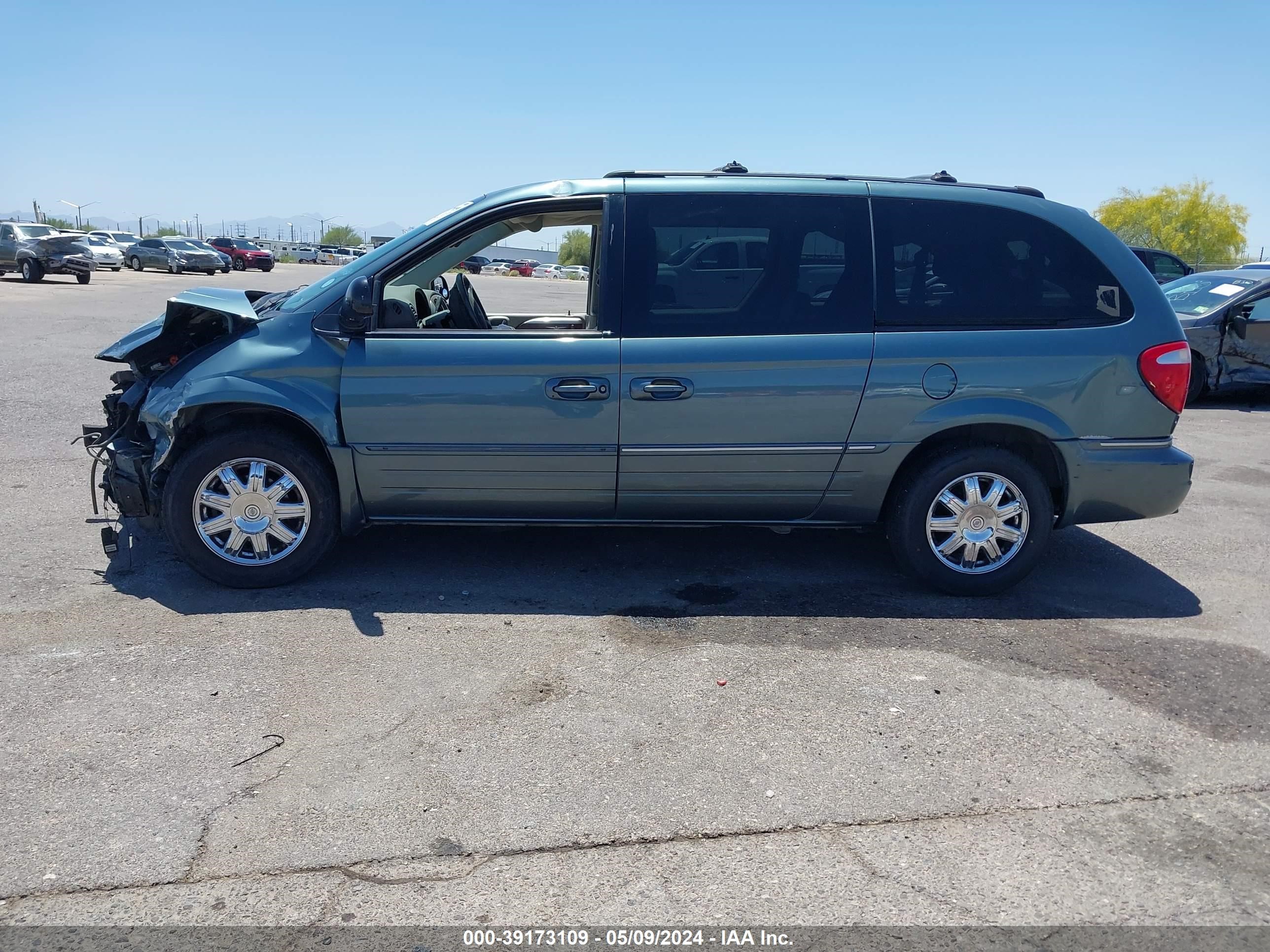 Photo 13 VIN: 2C8GP64L05R479940 - CHRYSLER TOWN & COUNTRY 