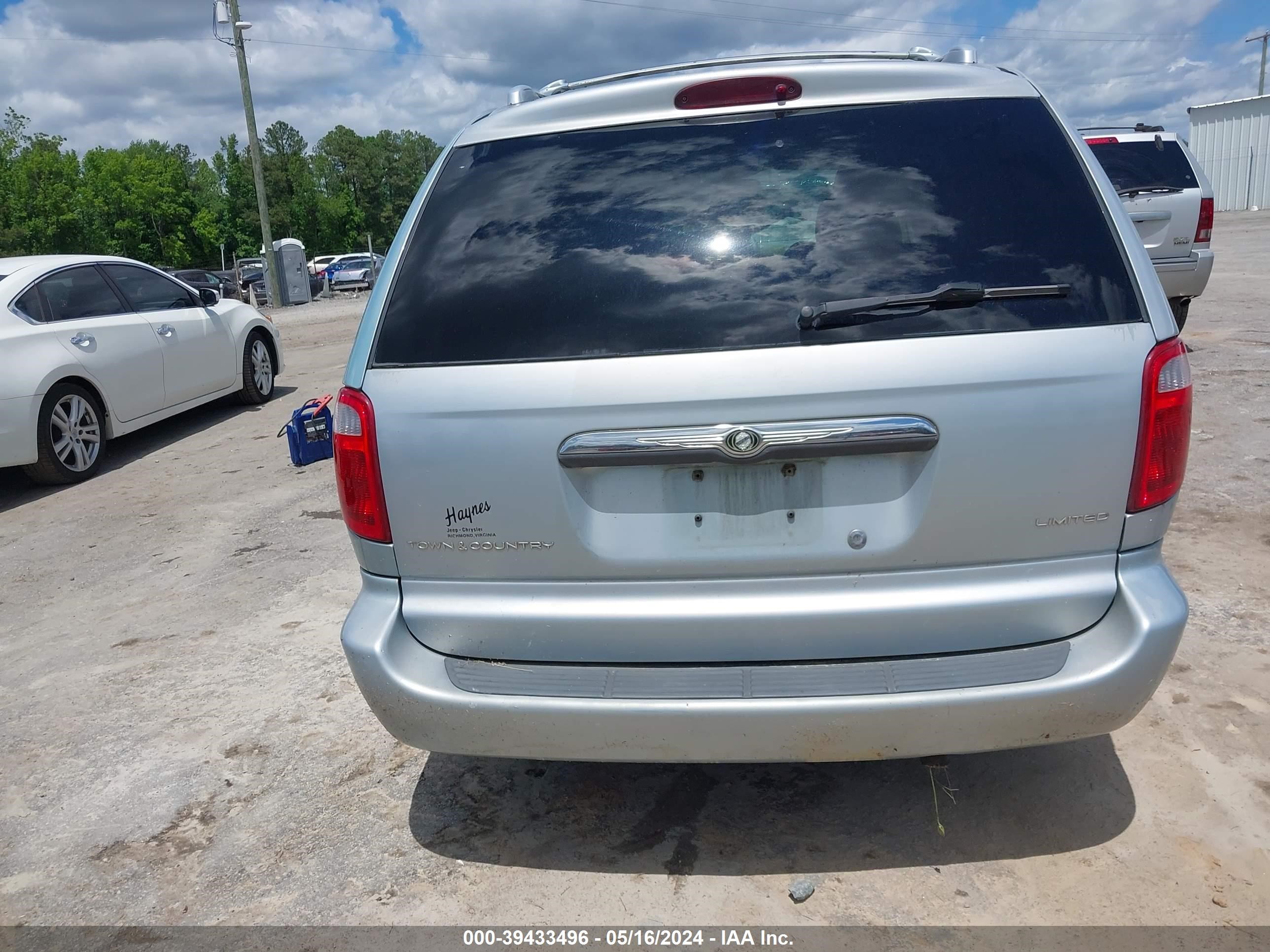 Photo 15 VIN: 2C8GP64L11R356027 - CHRYSLER TOWN & COUNTRY 