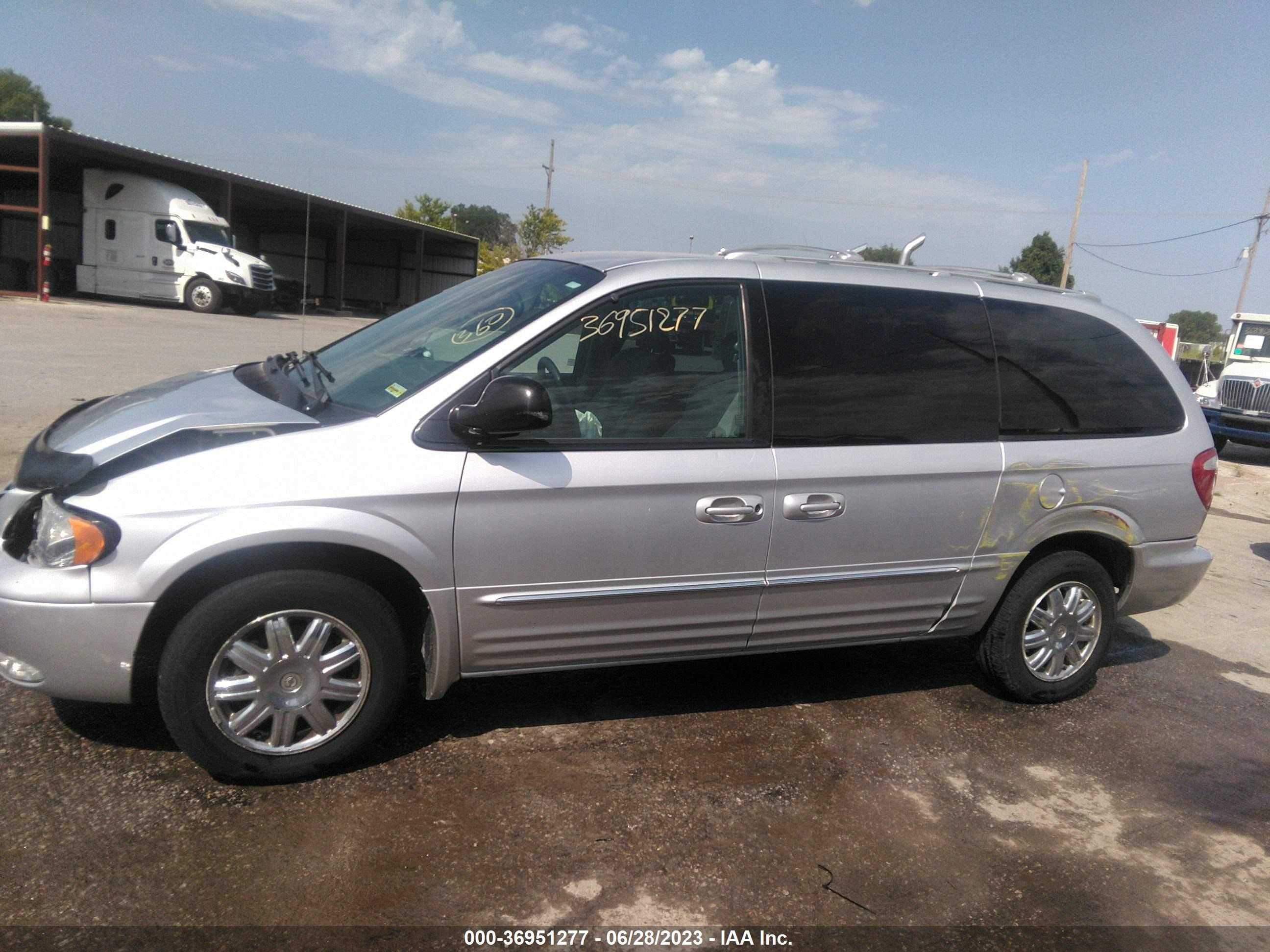 Photo 13 VIN: 2C8GP64L14R540209 - CHRYSLER TOWN & COUNTRY 