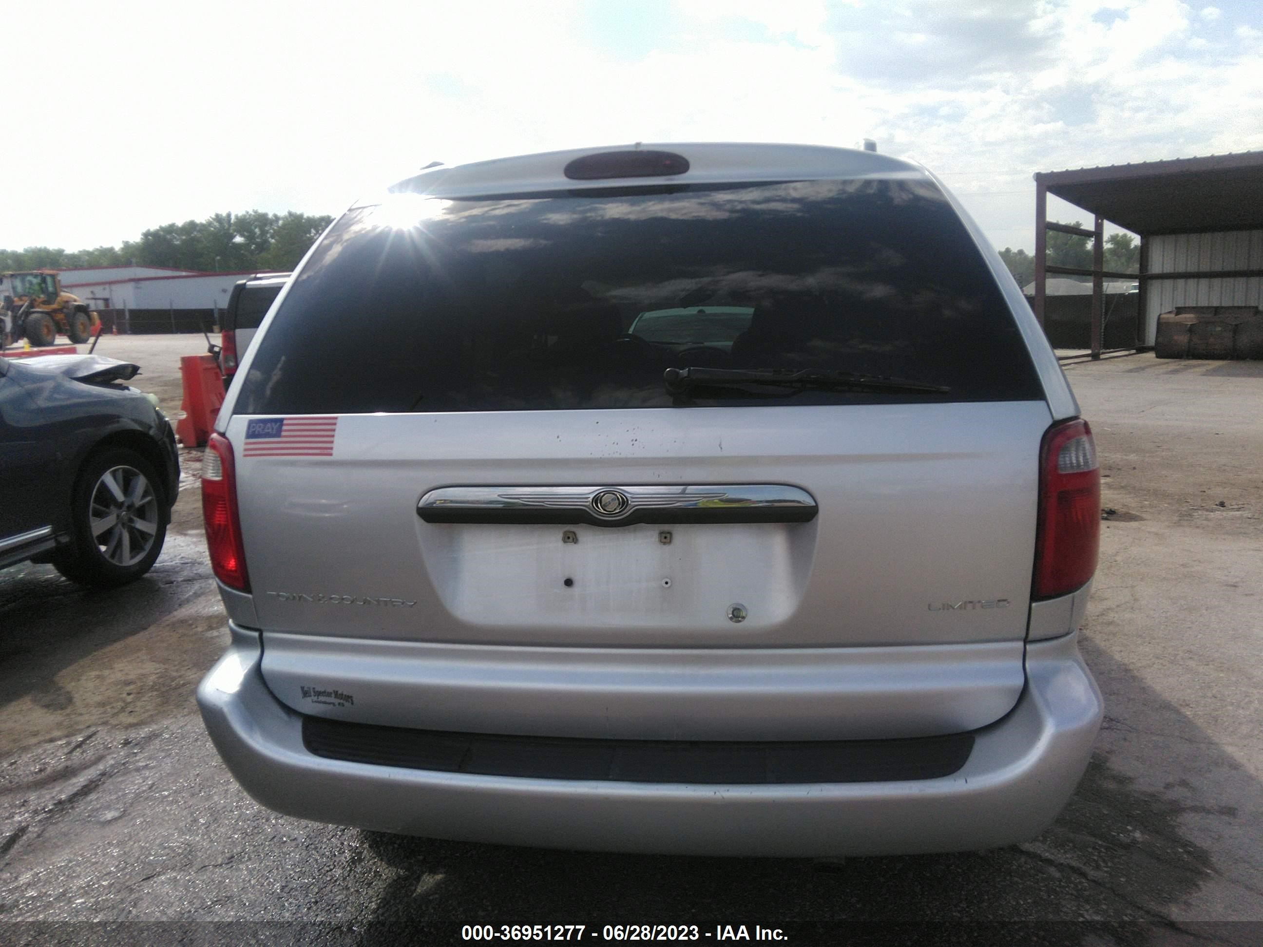 Photo 15 VIN: 2C8GP64L14R540209 - CHRYSLER TOWN & COUNTRY 