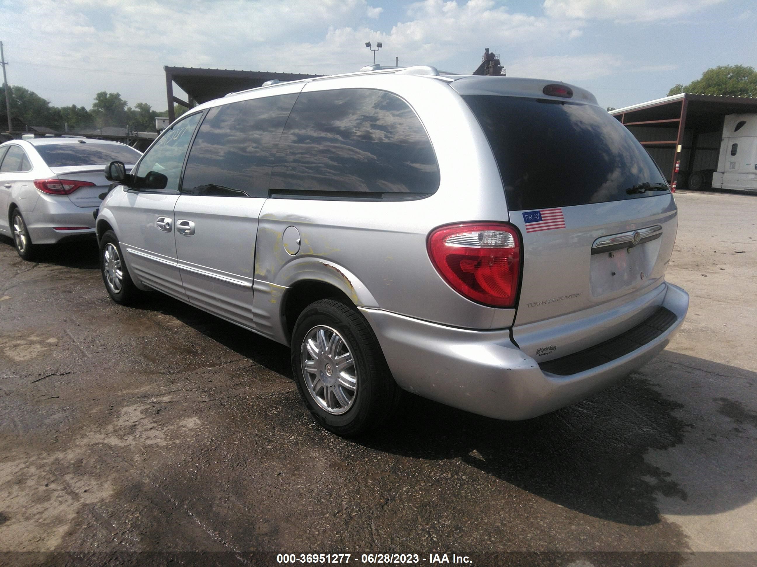 Photo 2 VIN: 2C8GP64L14R540209 - CHRYSLER TOWN & COUNTRY 