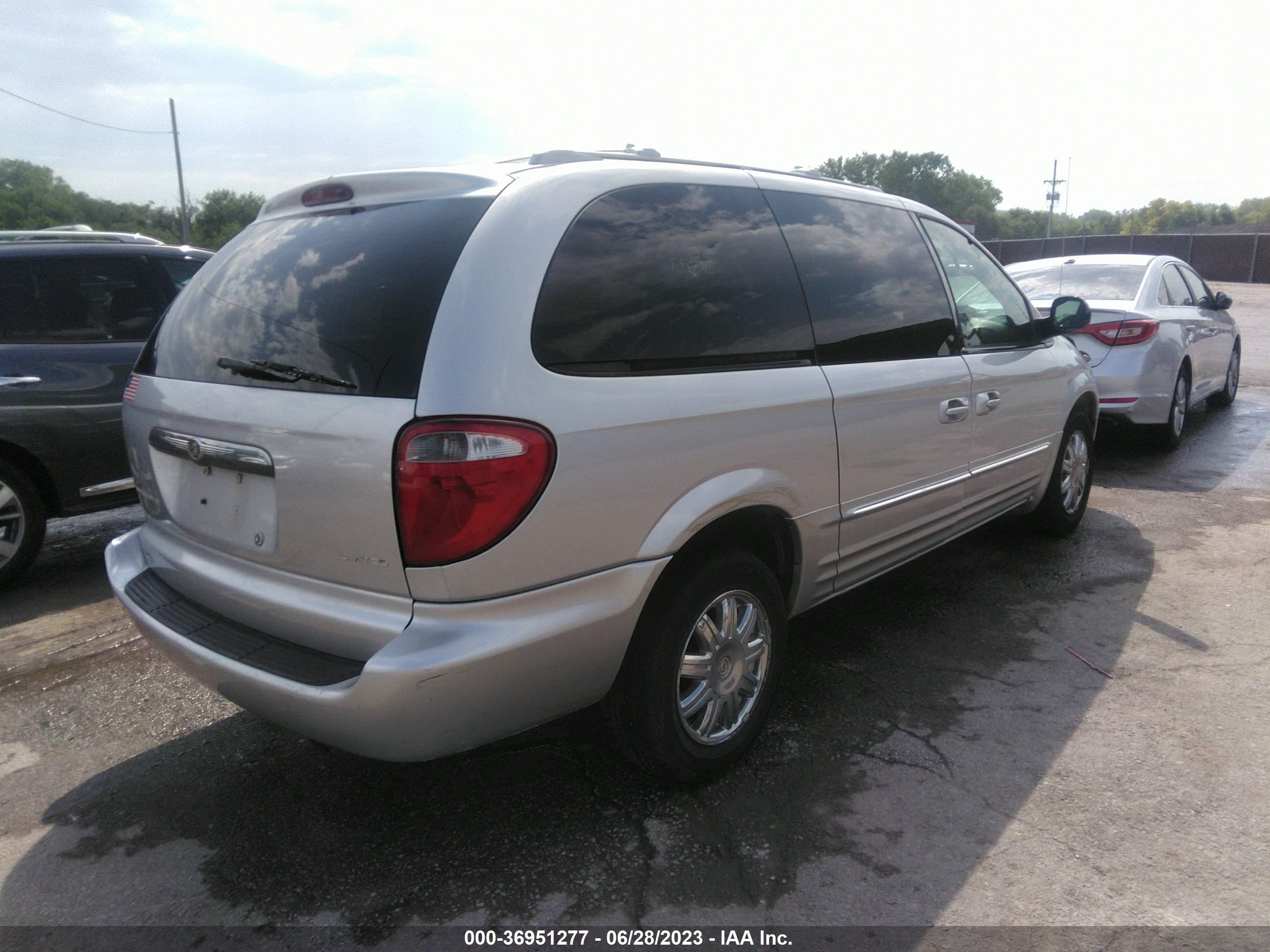 Photo 3 VIN: 2C8GP64L14R540209 - CHRYSLER TOWN & COUNTRY 