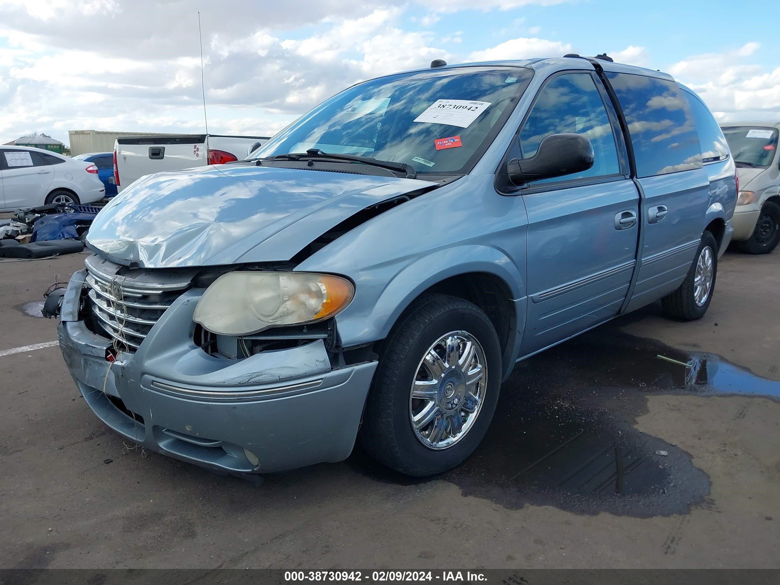 Photo 1 VIN: 2C8GP64L25R526286 - CHRYSLER TOWN & COUNTRY 