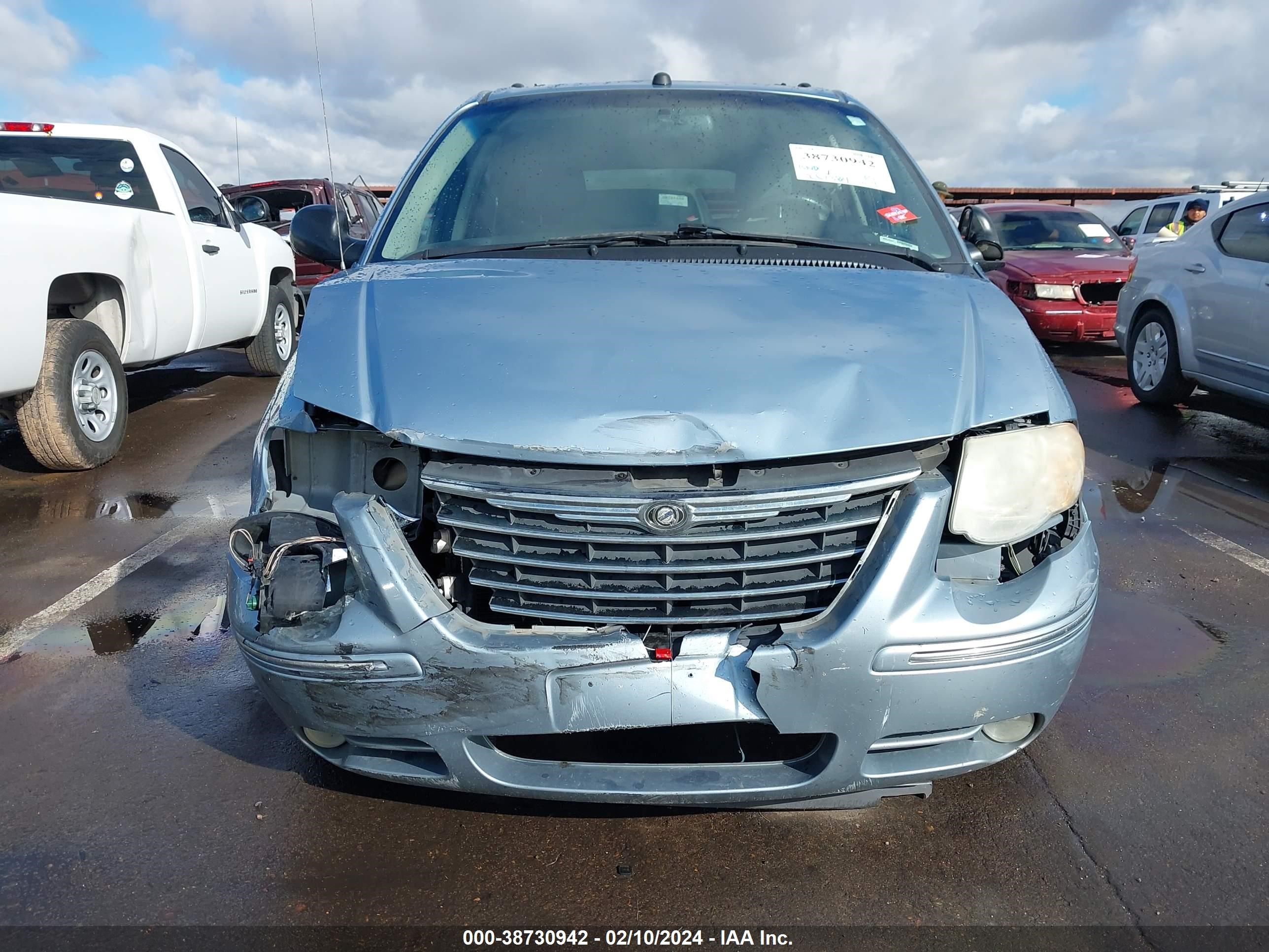 Photo 11 VIN: 2C8GP64L25R526286 - CHRYSLER TOWN & COUNTRY 