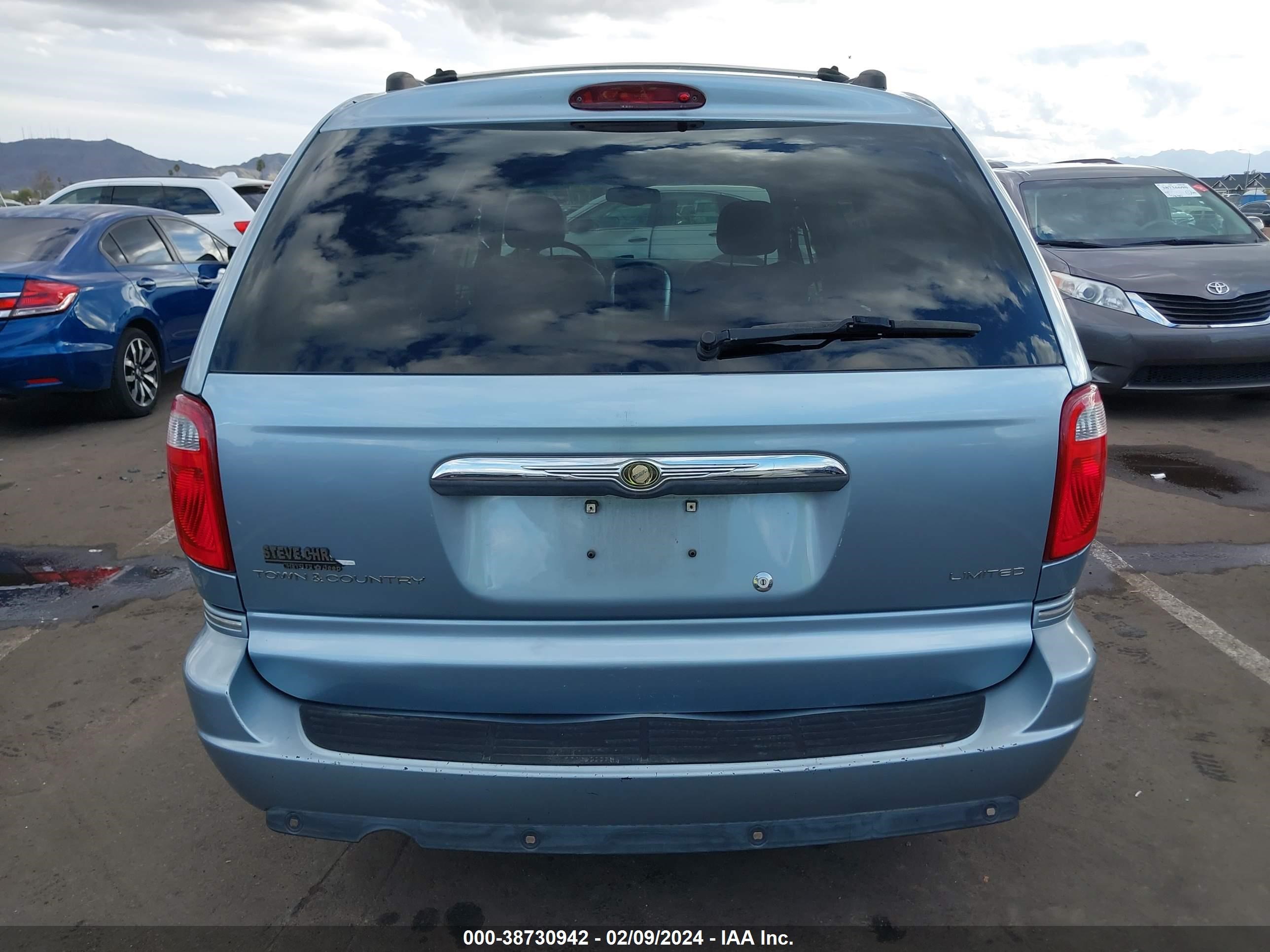 Photo 15 VIN: 2C8GP64L25R526286 - CHRYSLER TOWN & COUNTRY 