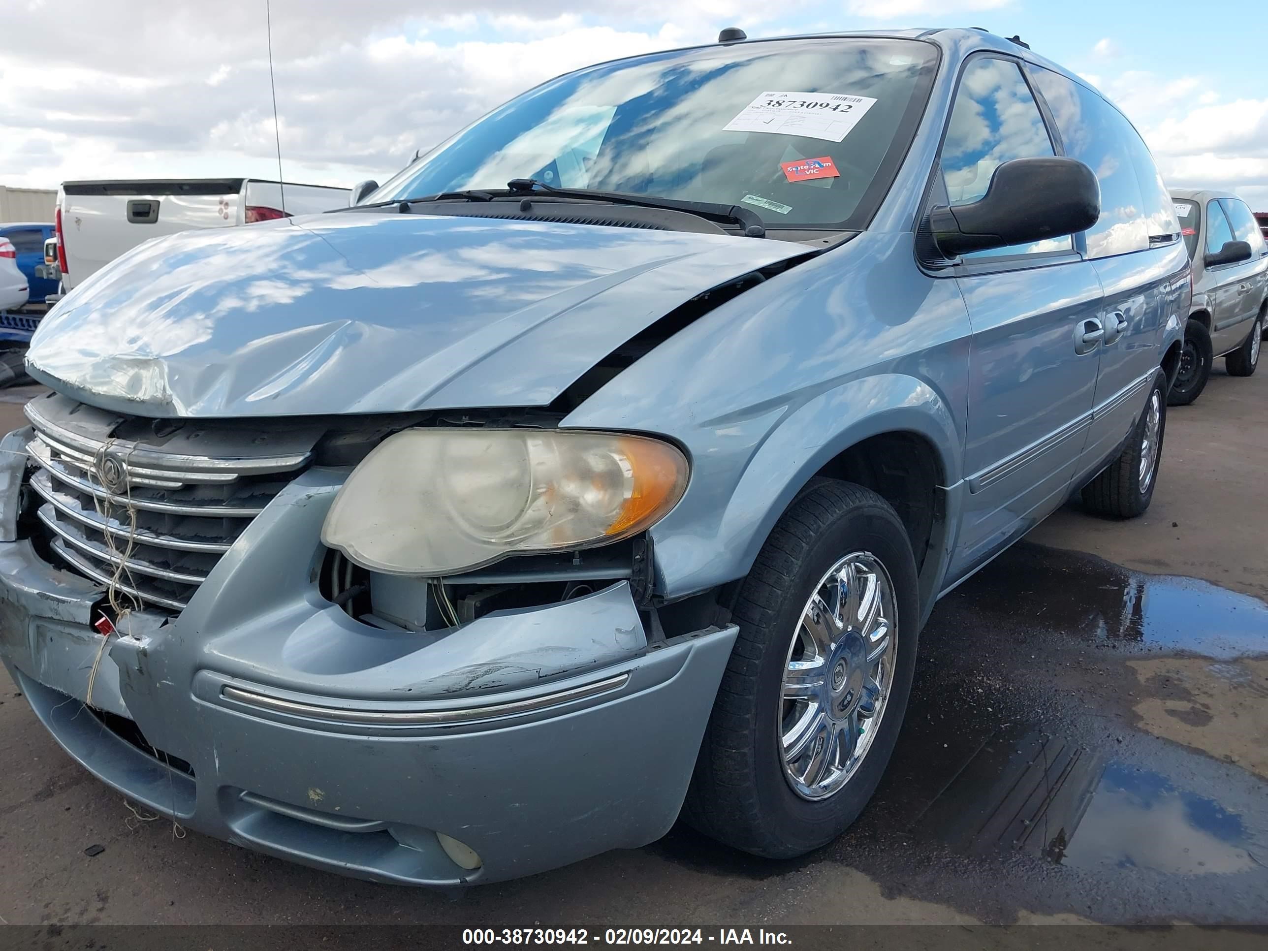 Photo 16 VIN: 2C8GP64L25R526286 - CHRYSLER TOWN & COUNTRY 