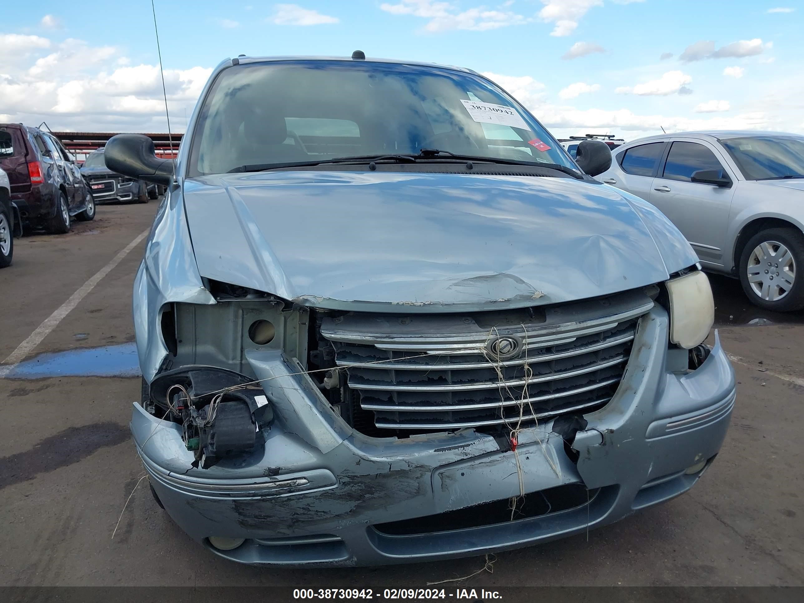 Photo 5 VIN: 2C8GP64L25R526286 - CHRYSLER TOWN & COUNTRY 