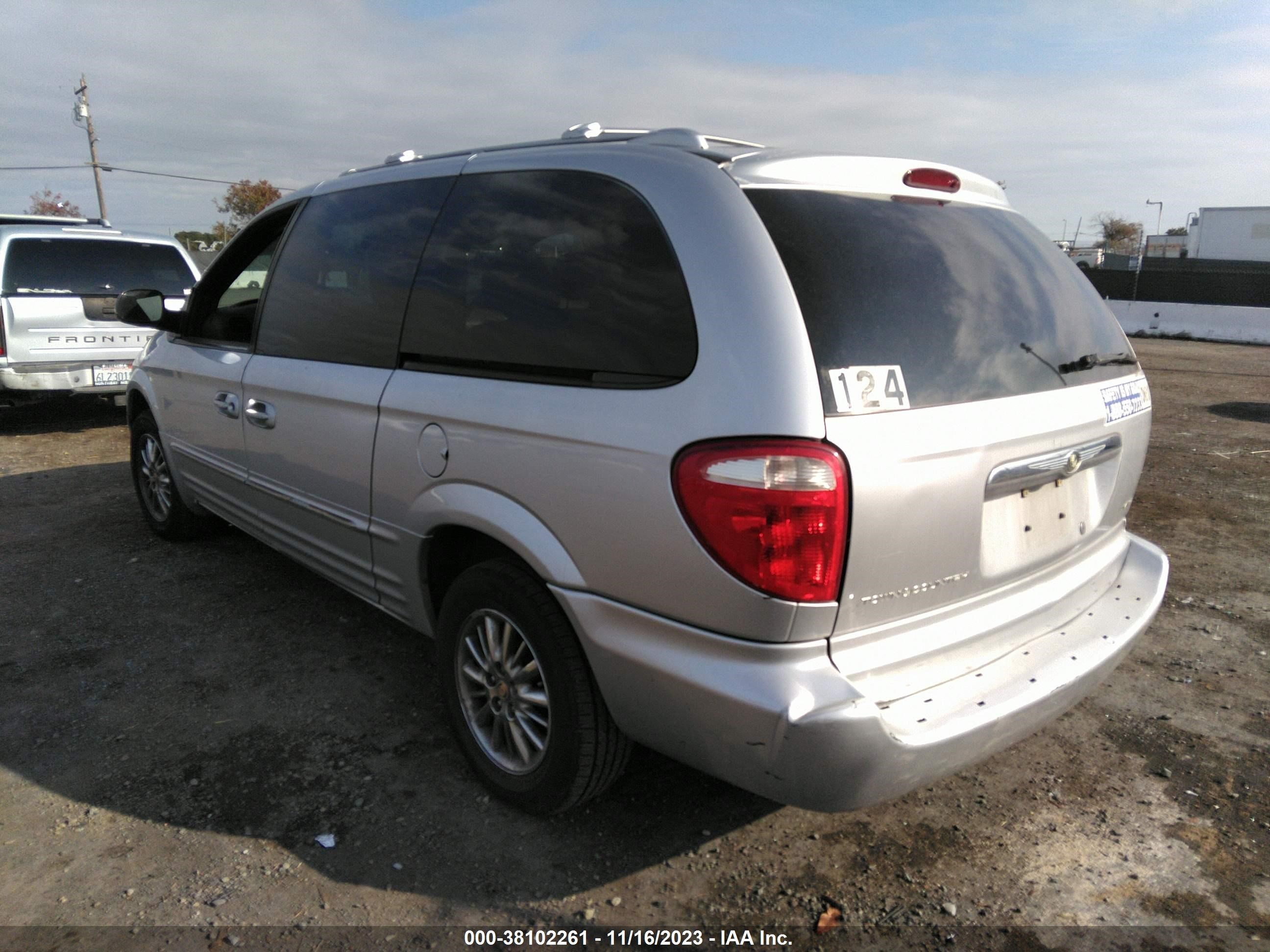 Photo 2 VIN: 2C8GP64L32R639871 - CHRYSLER TOWN & COUNTRY 