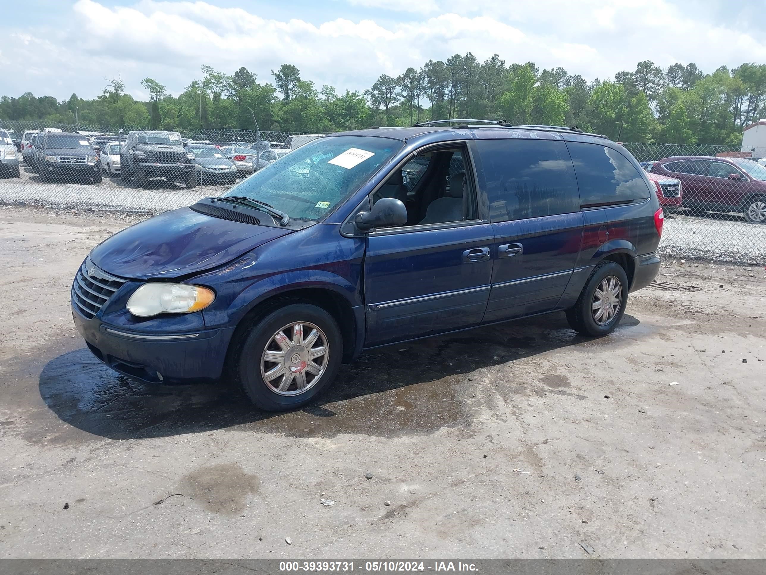 Photo 1 VIN: 2C8GP64L35R165540 - CHRYSLER TOWN & COUNTRY 