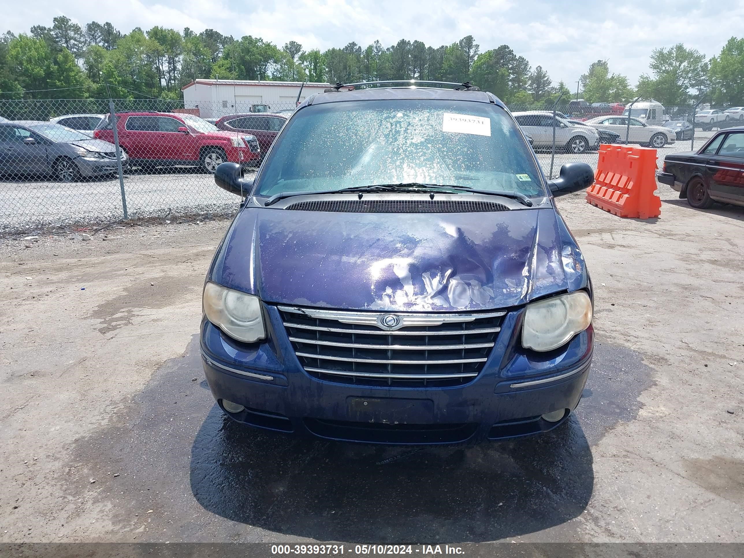 Photo 11 VIN: 2C8GP64L35R165540 - CHRYSLER TOWN & COUNTRY 