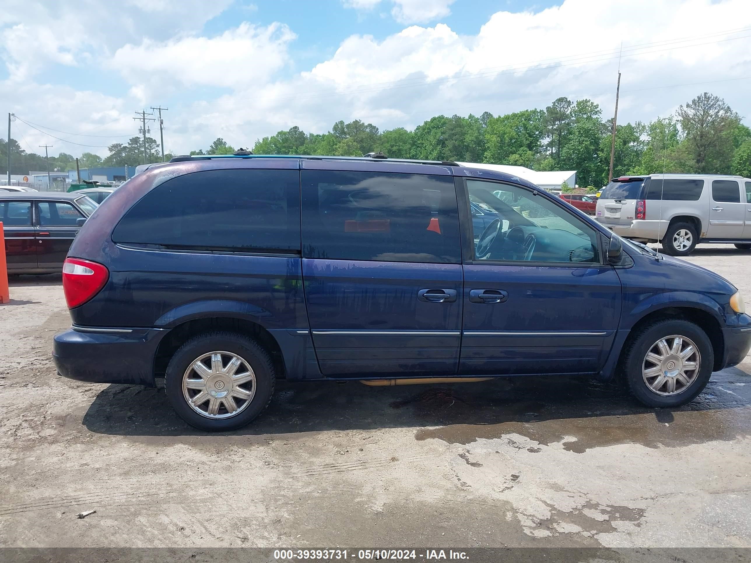 Photo 12 VIN: 2C8GP64L35R165540 - CHRYSLER TOWN & COUNTRY 