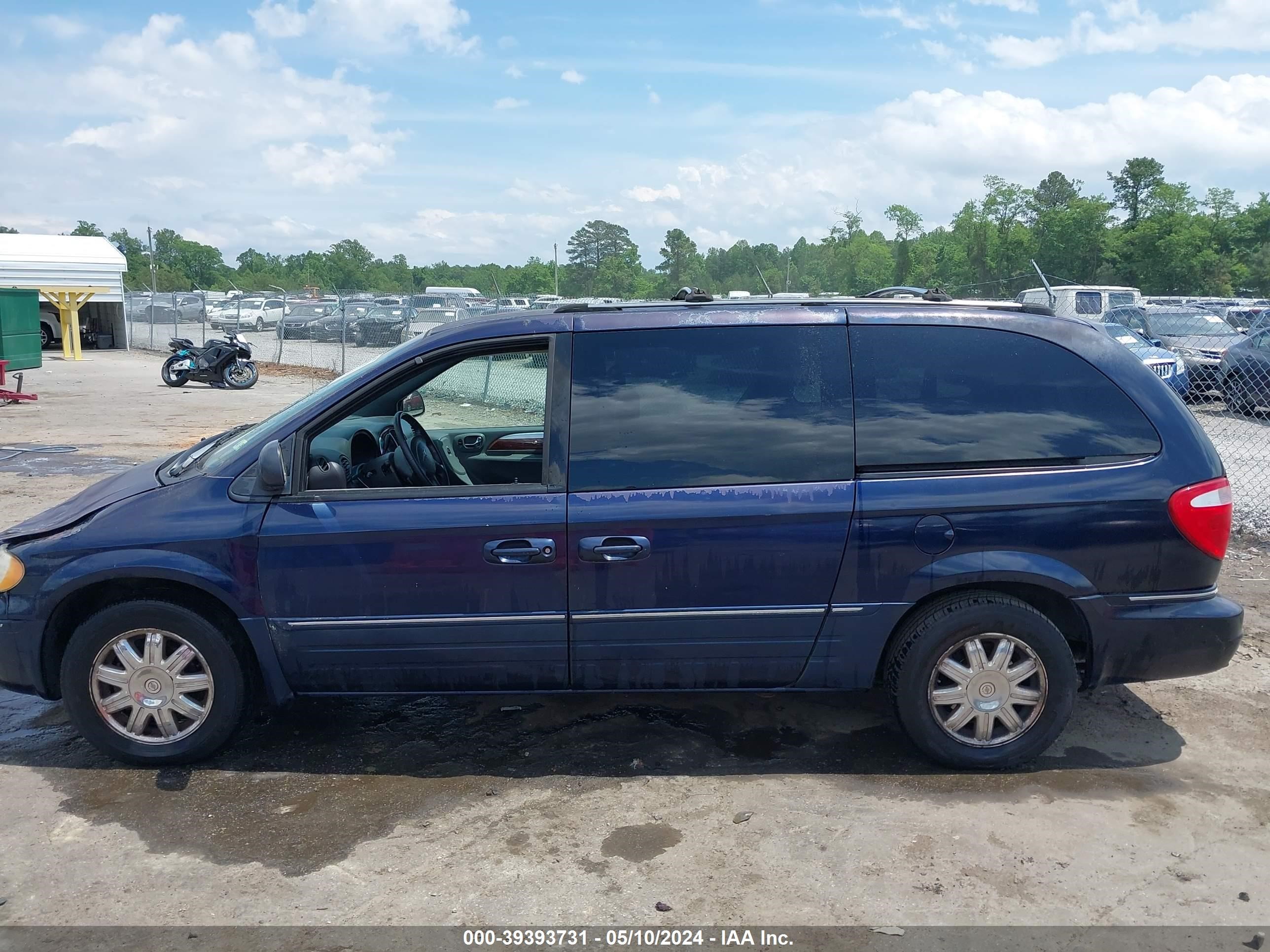 Photo 13 VIN: 2C8GP64L35R165540 - CHRYSLER TOWN & COUNTRY 