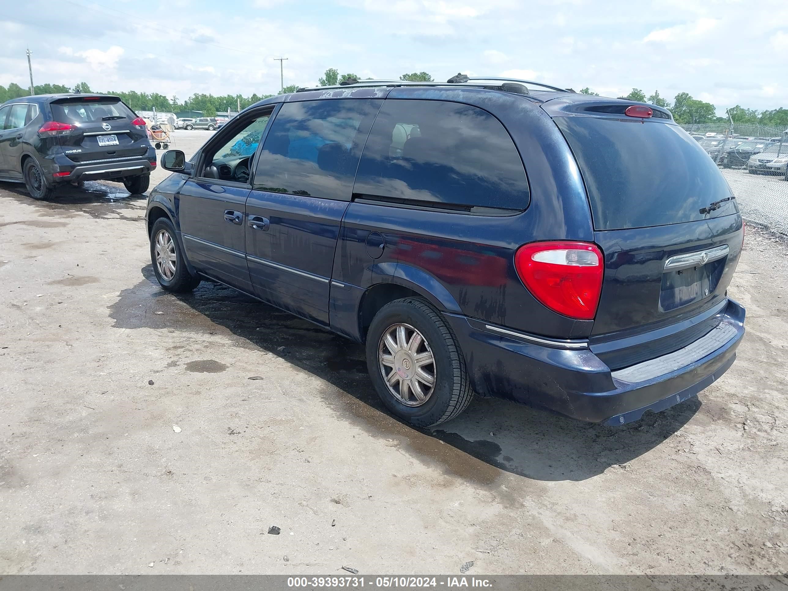 Photo 2 VIN: 2C8GP64L35R165540 - CHRYSLER TOWN & COUNTRY 