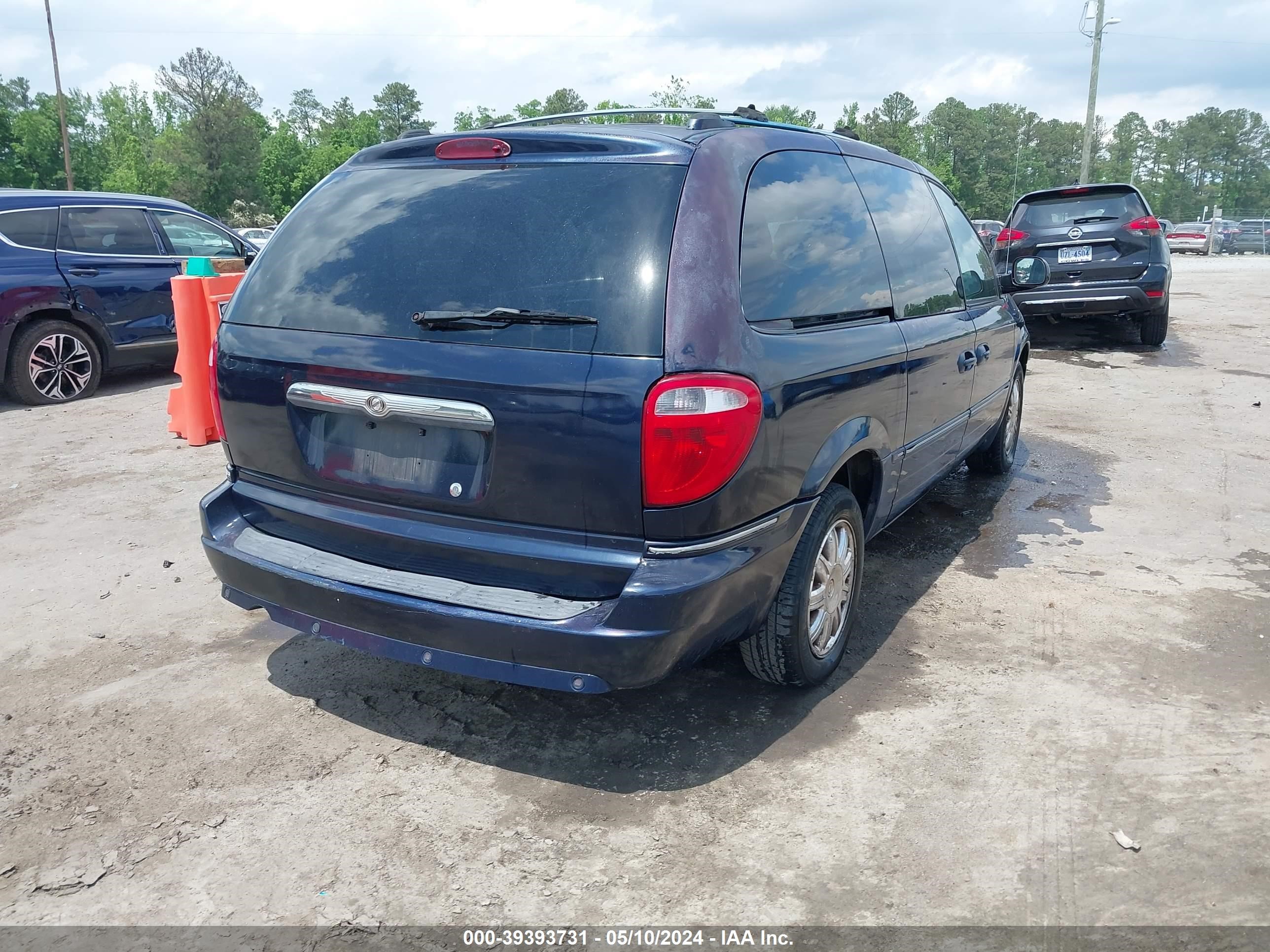 Photo 3 VIN: 2C8GP64L35R165540 - CHRYSLER TOWN & COUNTRY 