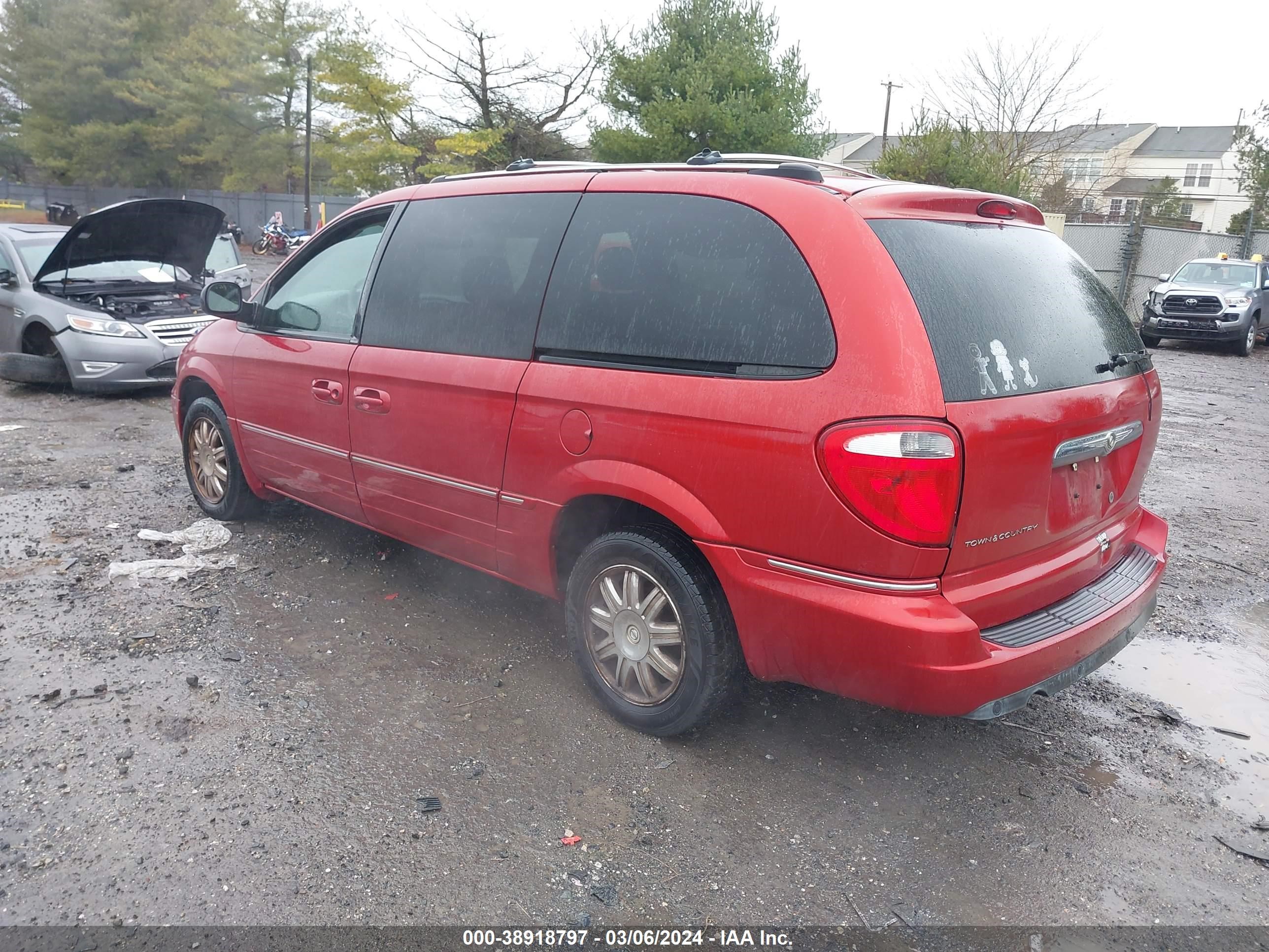 Photo 2 VIN: 2C8GP64L35R390976 - CHRYSLER TOWN & COUNTRY 