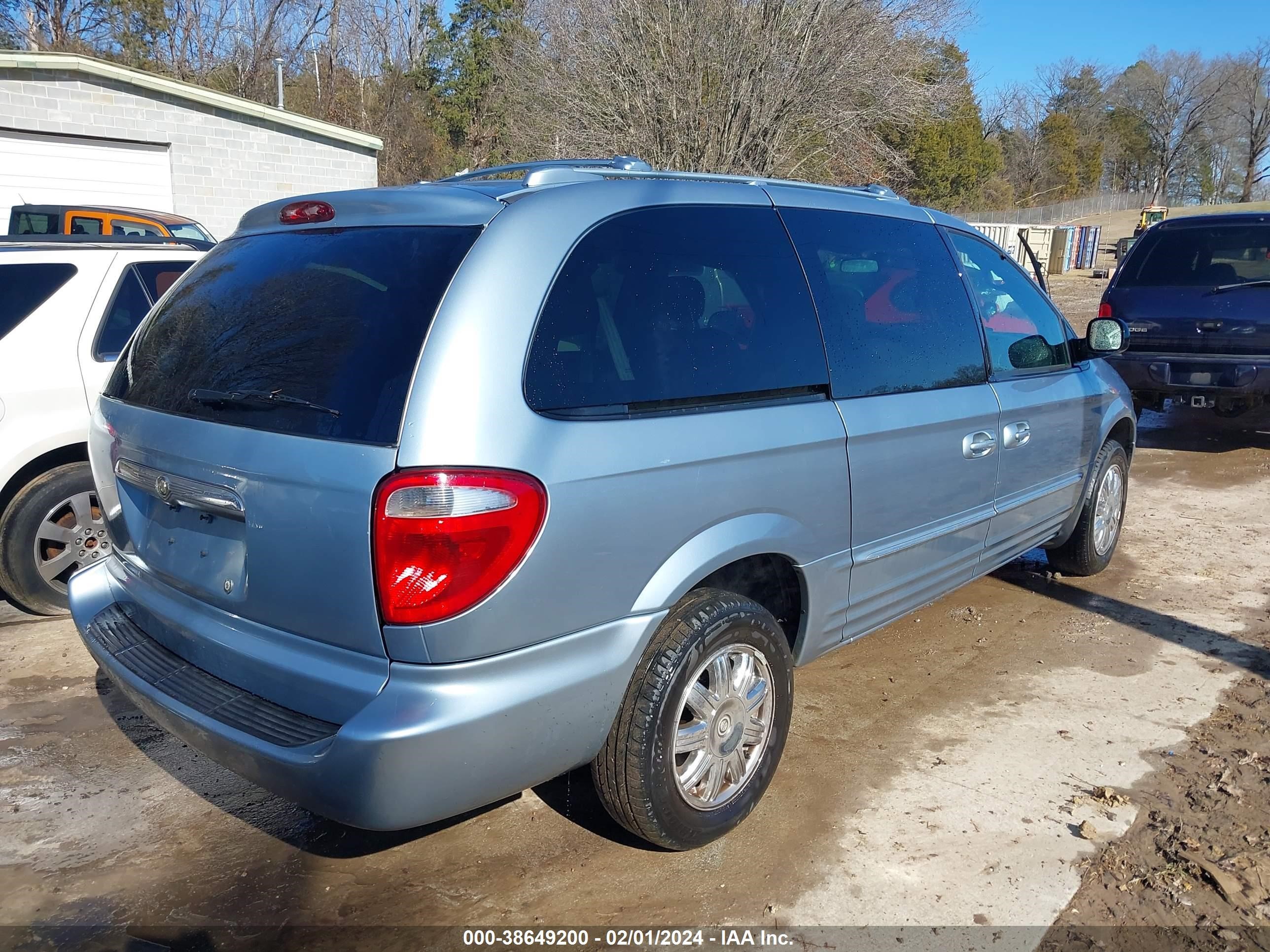 Photo 3 VIN: 2C8GP64L54R563248 - CHRYSLER TOWN & COUNTRY 