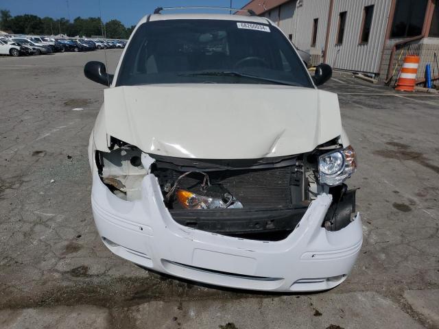 Photo 4 VIN: 2C8GP64L65R116395 - CHRYSLER TOWN & COU 