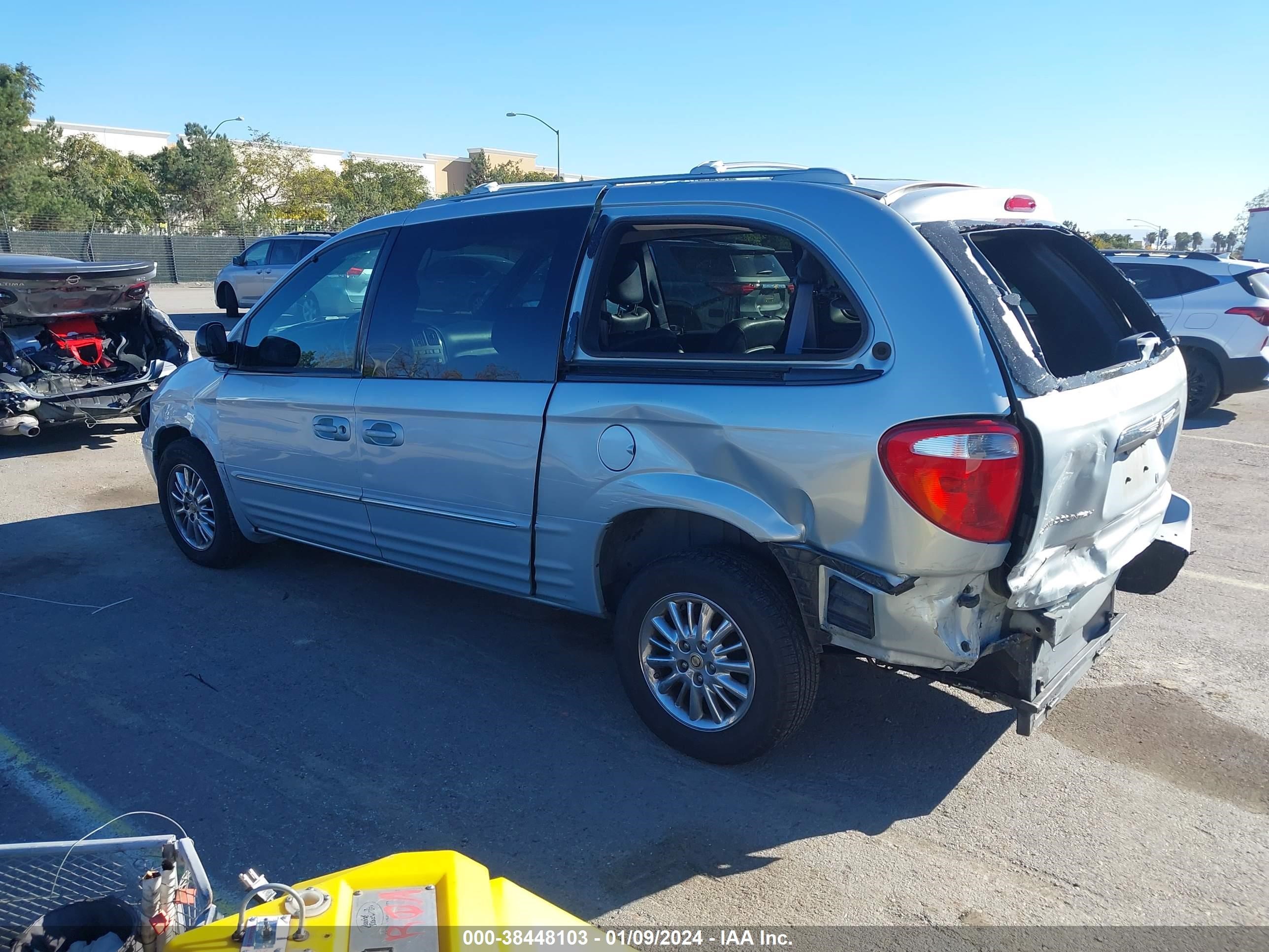 Photo 2 VIN: 2C8GP64L72R681458 - CHRYSLER TOWN & COUNTRY 