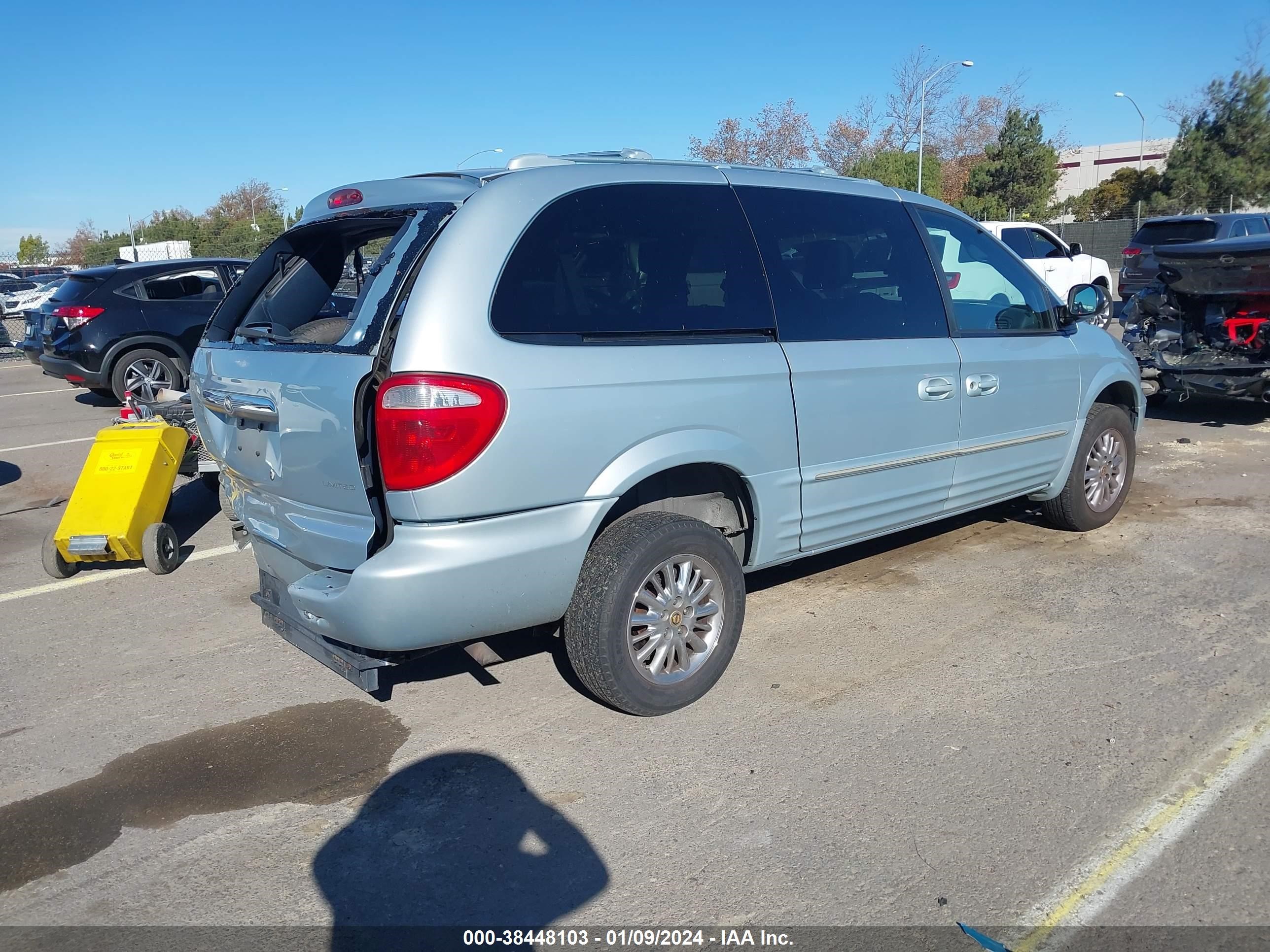 Photo 3 VIN: 2C8GP64L72R681458 - CHRYSLER TOWN & COUNTRY 