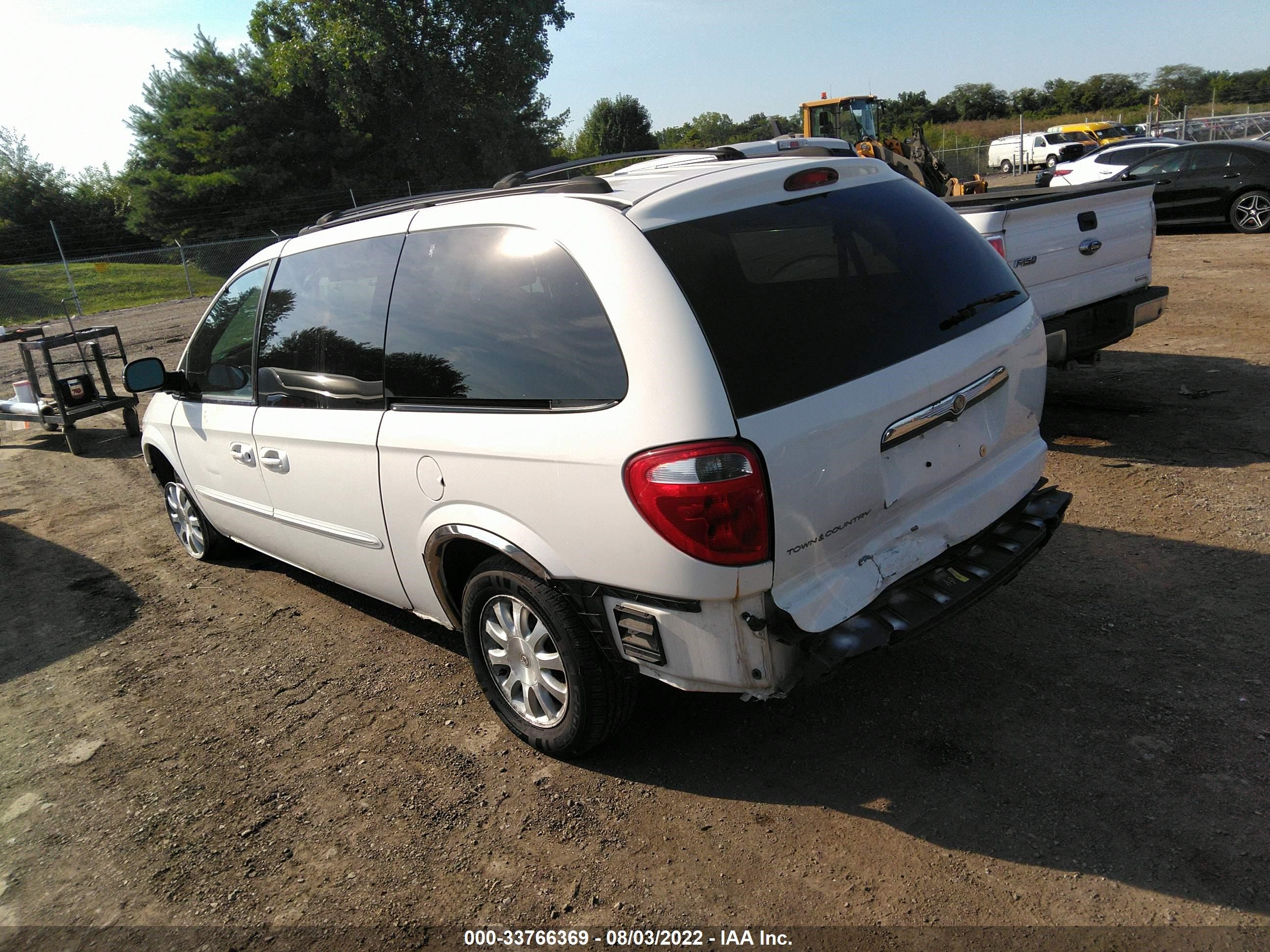 Photo 2 VIN: 2C8GP74L03R137293 - CHRYSLER TOWN & COUNTRY 