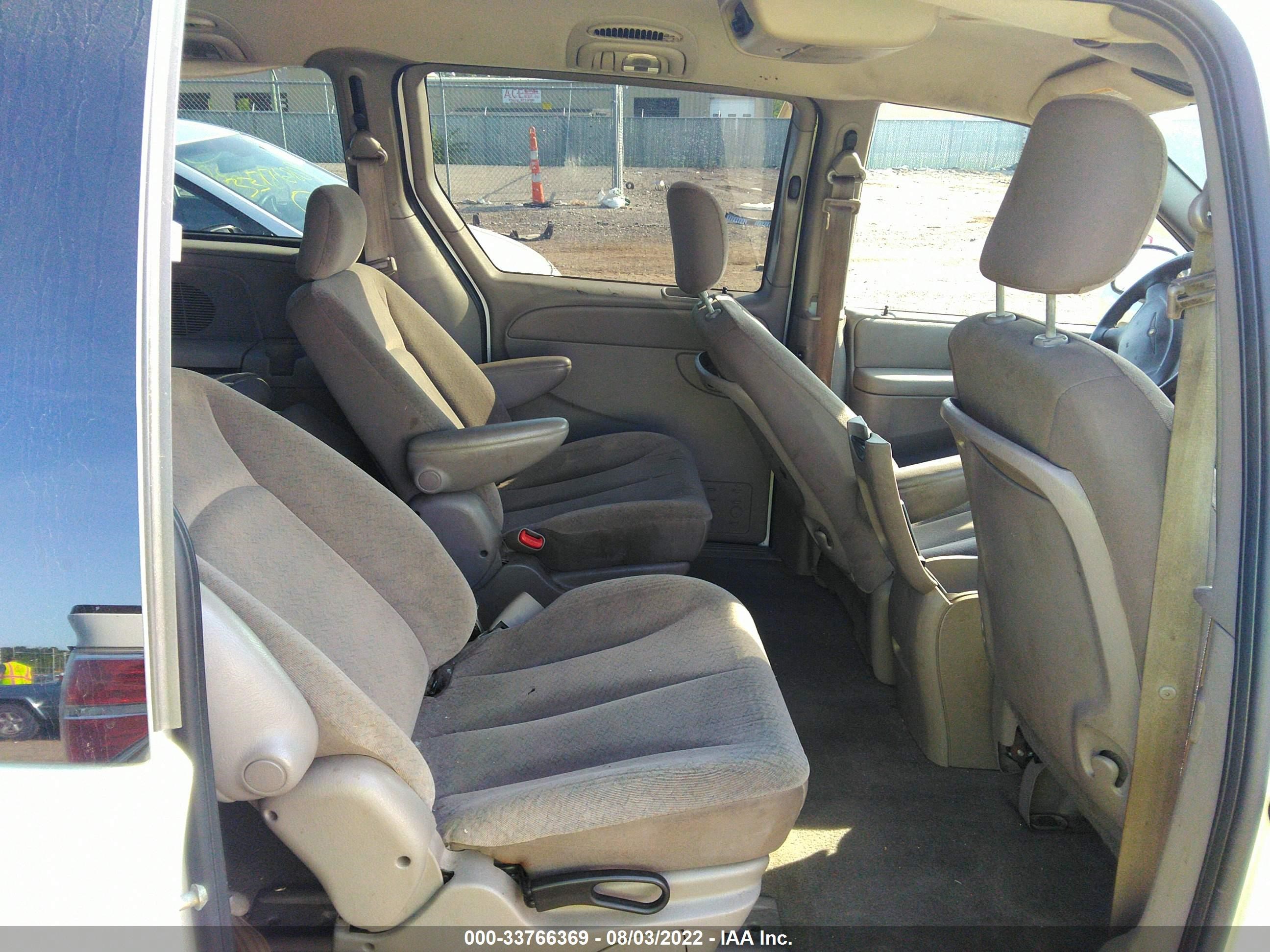 Photo 7 VIN: 2C8GP74L03R137293 - CHRYSLER TOWN & COUNTRY 