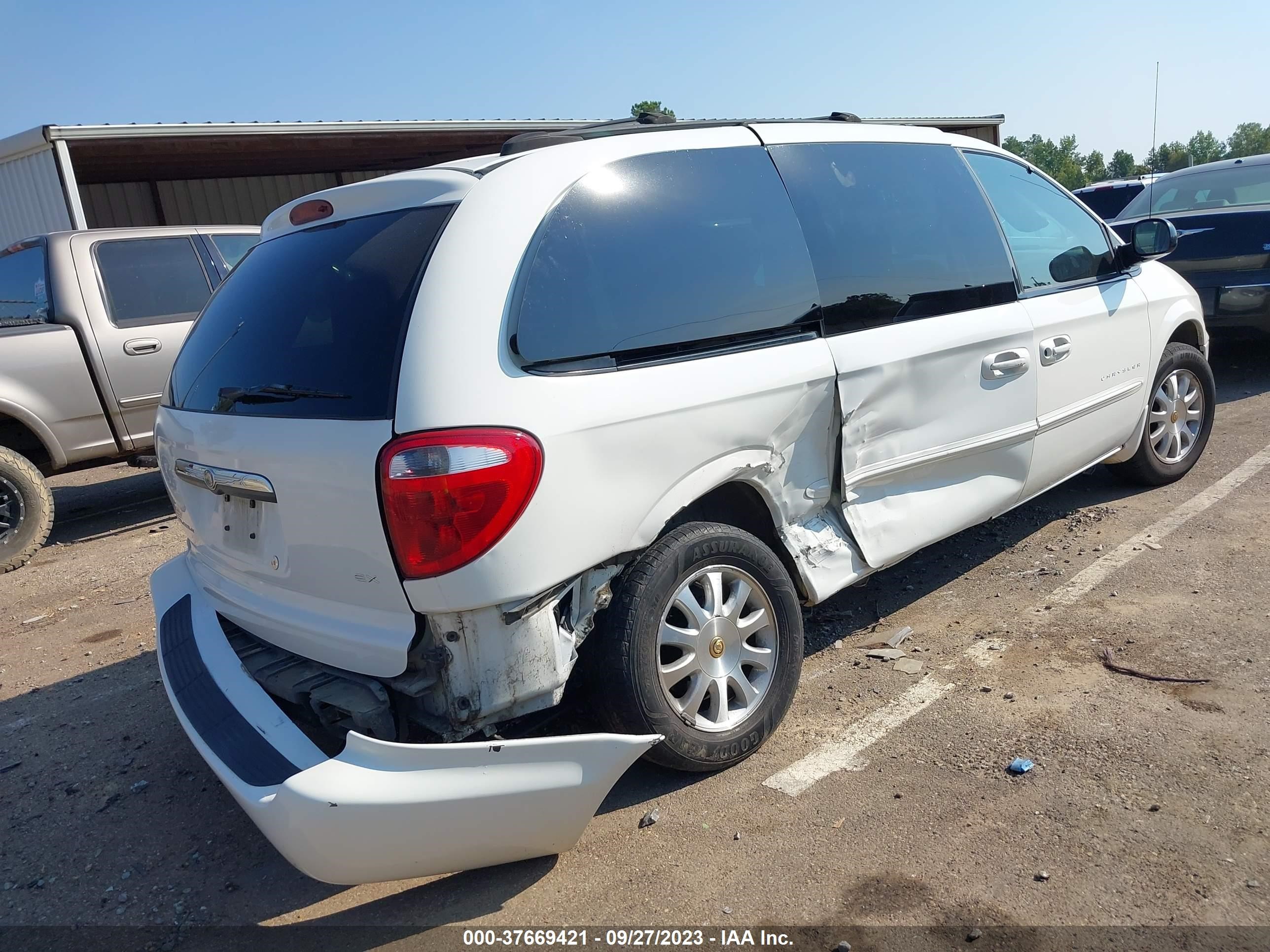 Photo 3 VIN: 2C8GP74L11R395223 - CHRYSLER TOWN & COUNTRY 