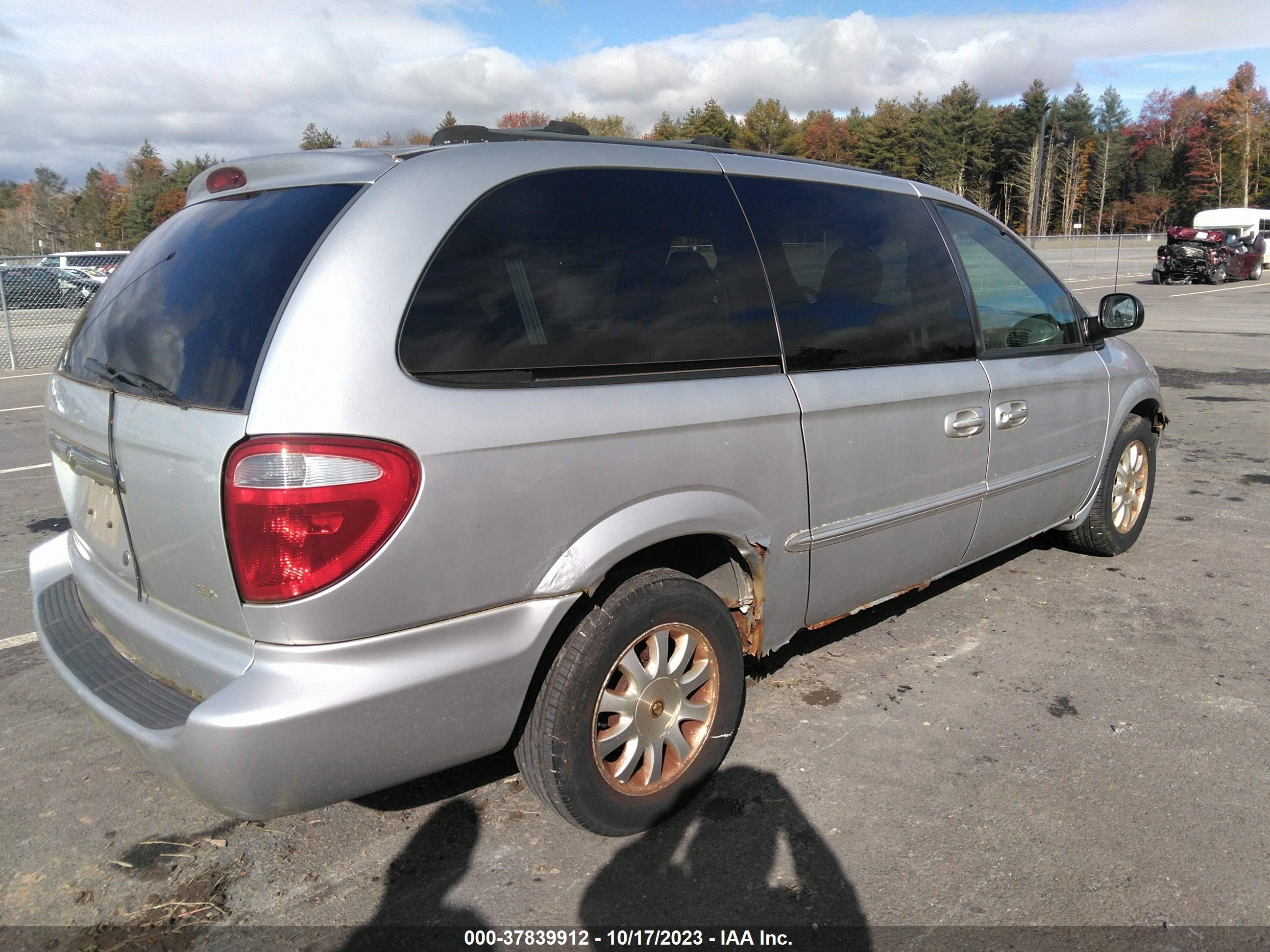 Photo 3 VIN: 2C8GP74L31R319809 - CHRYSLER TOWN & COUNTRY 