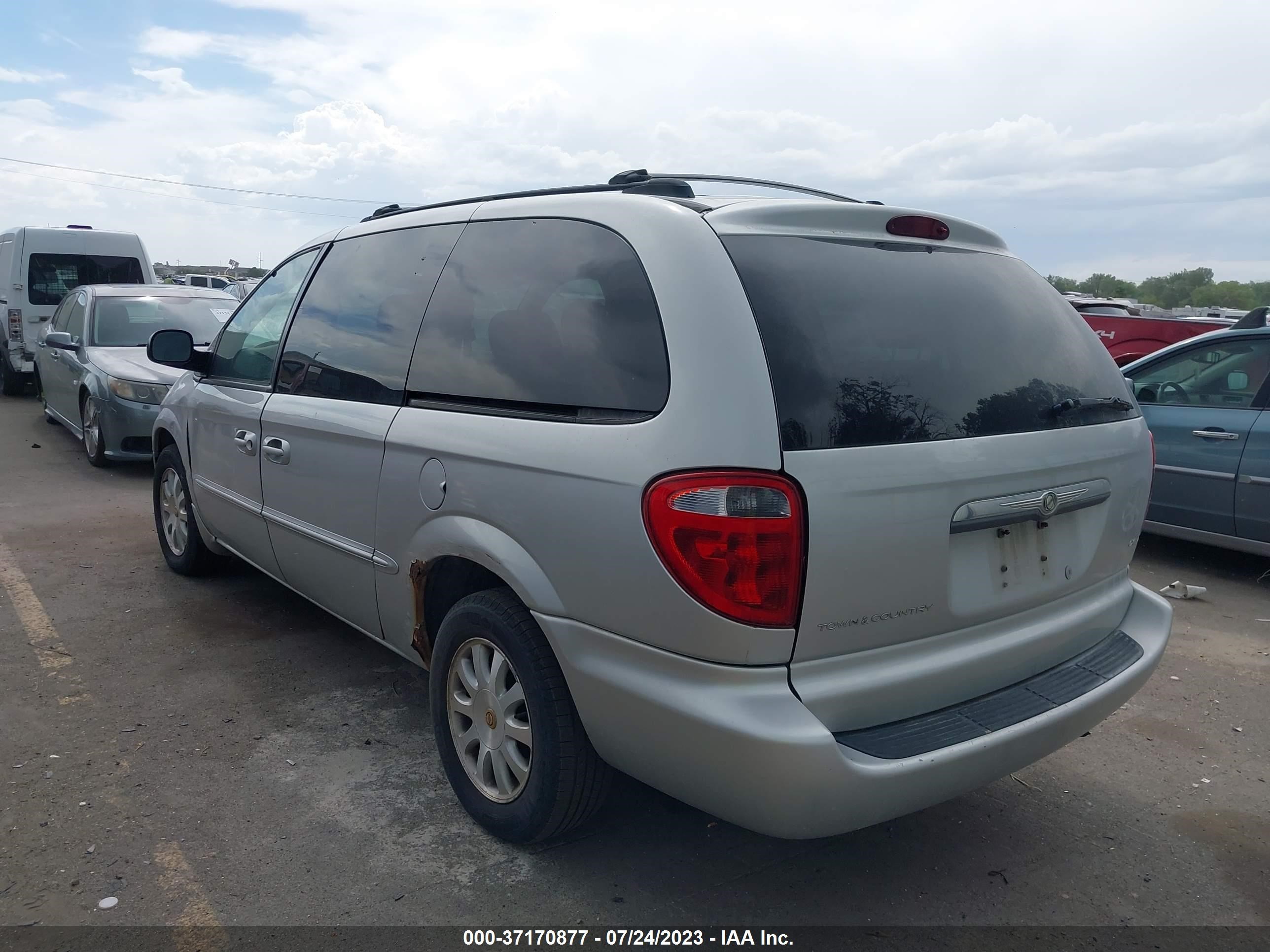 Photo 2 VIN: 2C8GP74L52R588282 - CHRYSLER TOWN & COUNTRY 