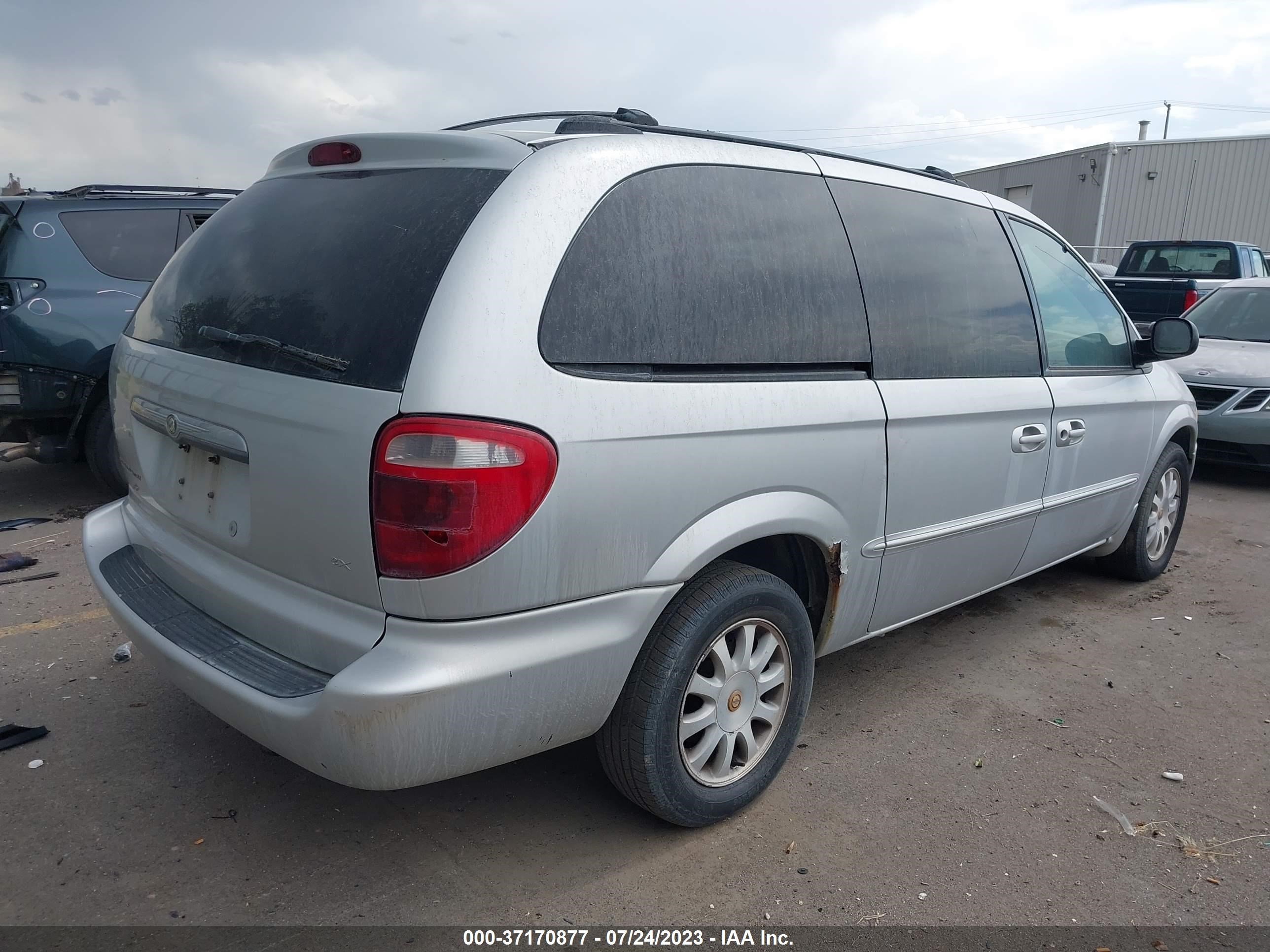 Photo 3 VIN: 2C8GP74L52R588282 - CHRYSLER TOWN & COUNTRY 