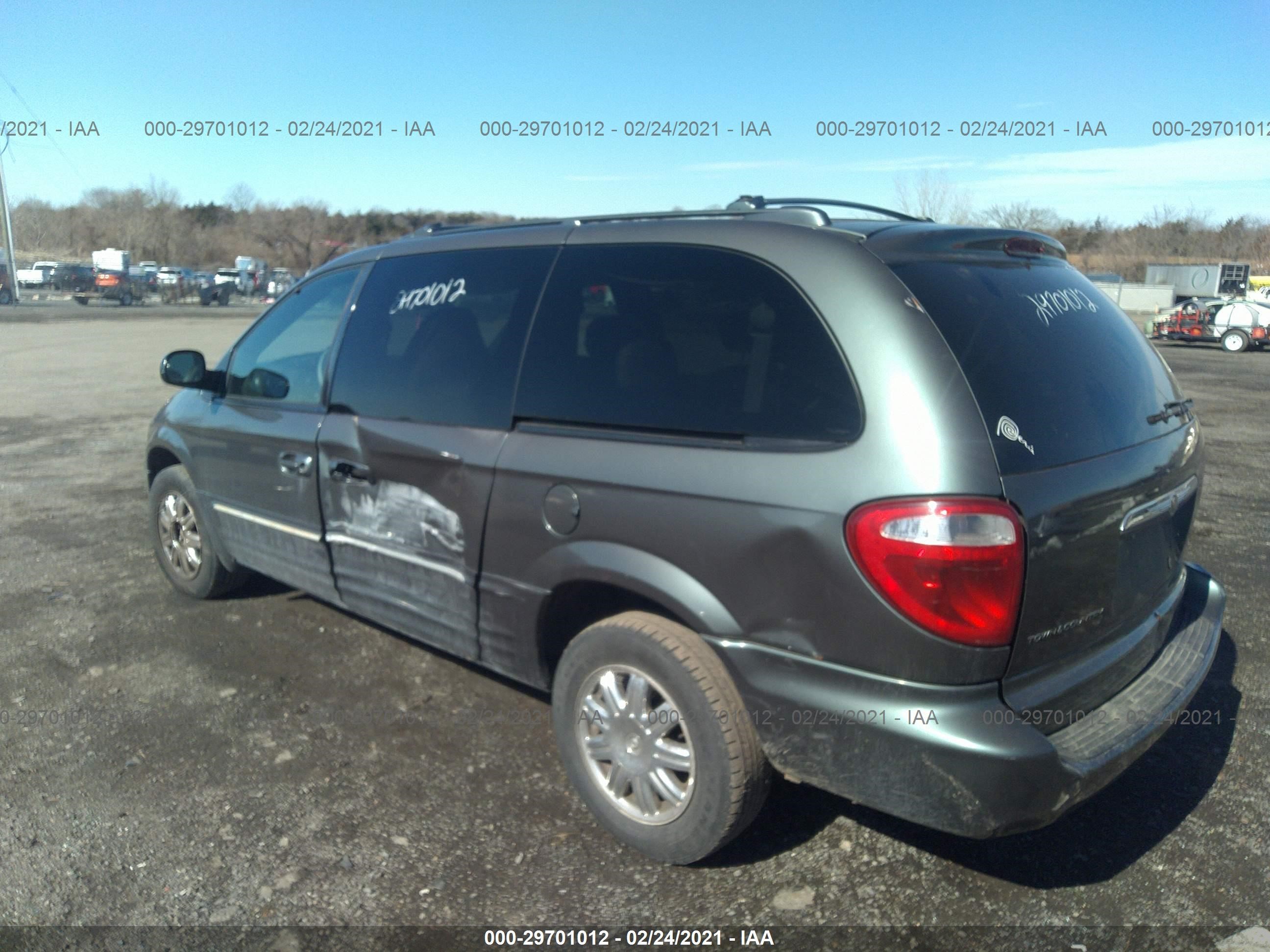 Photo 2 VIN: 2C8GT64L24R573392 - CHRYSLER TOWN & COUNTRY 