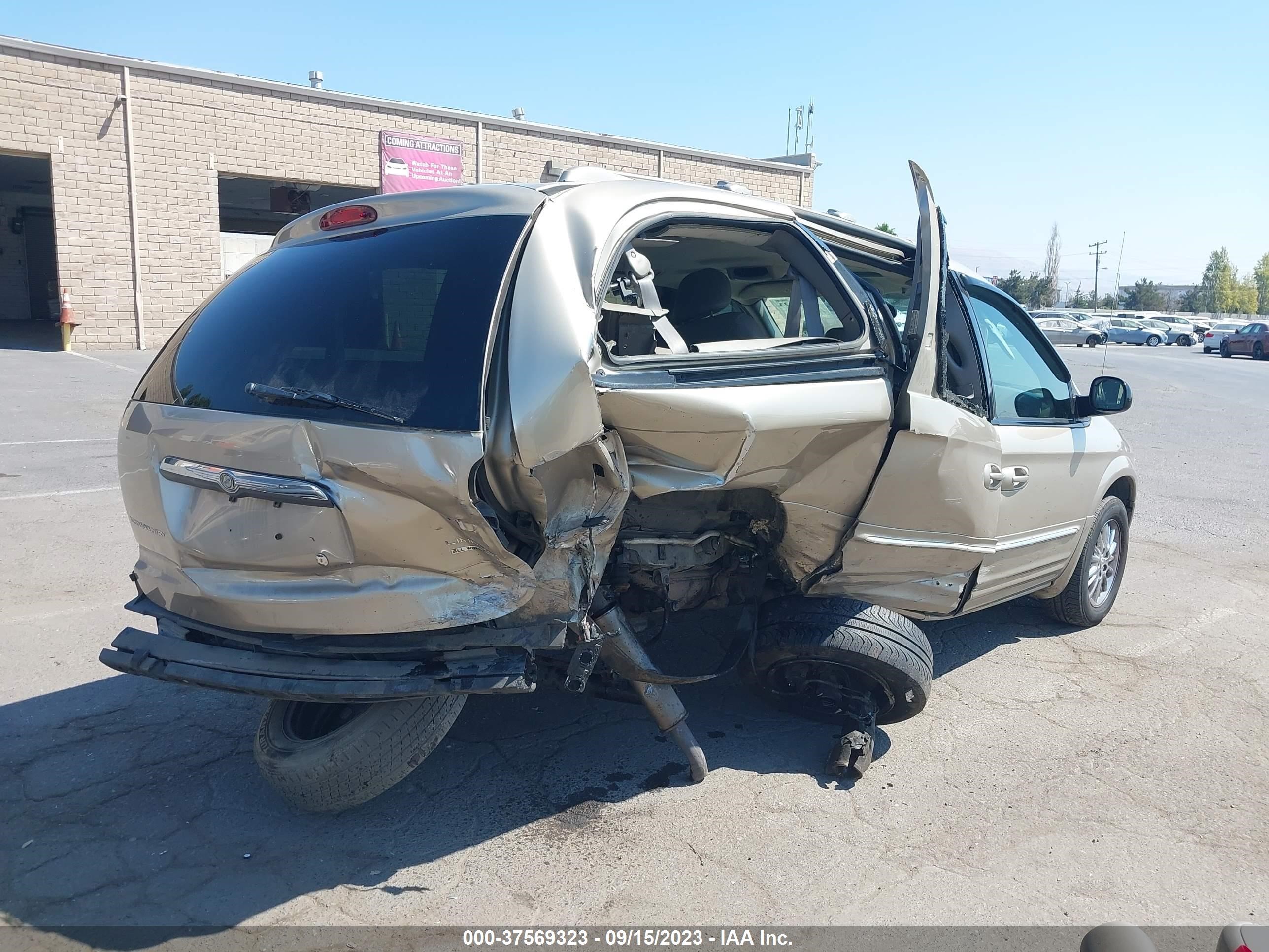 Photo 3 VIN: 2C8GT64L53R268256 - CHRYSLER TOWN & COUNTRY 