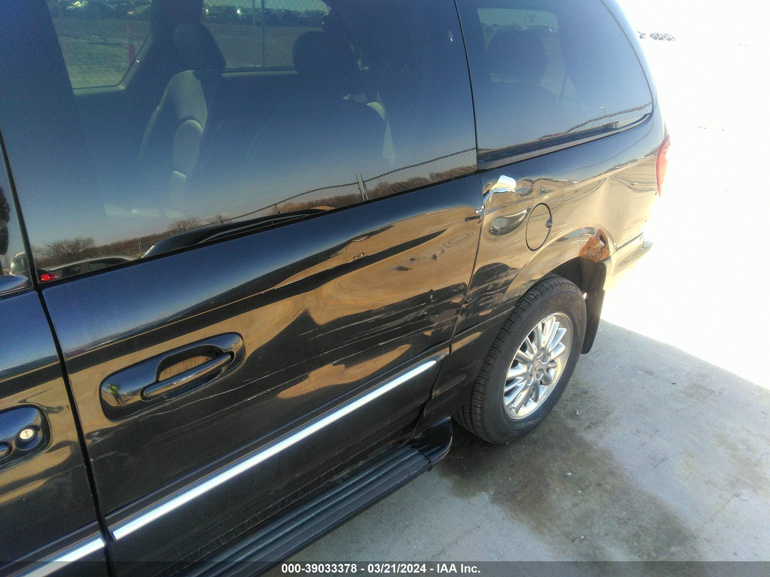 Photo 5 VIN: 2C8GT64L74R519957 - CHRYSLER TOWN & COUNTRY 