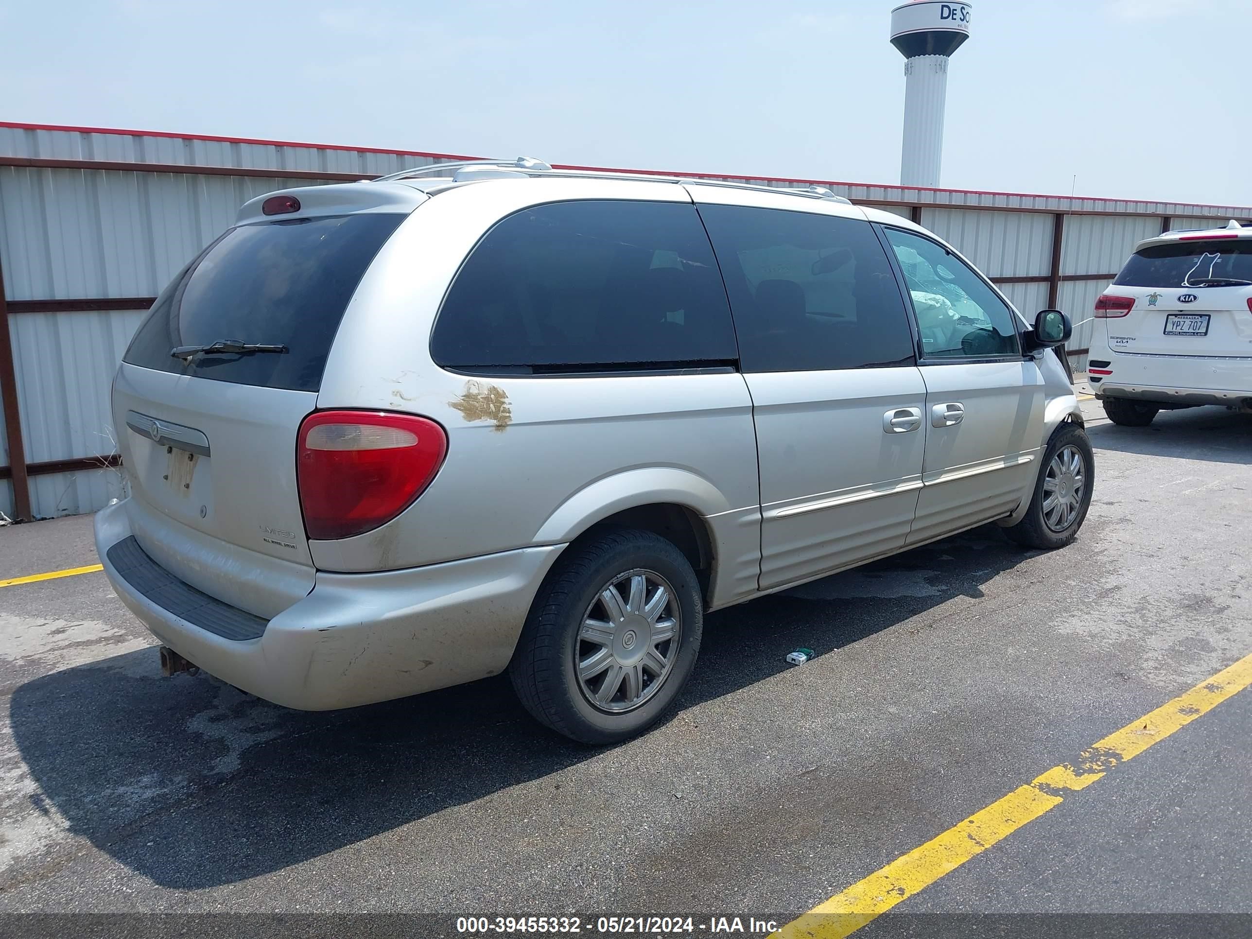 Photo 3 VIN: 2C8GT64L74R521904 - CHRYSLER TOWN & COUNTRY 